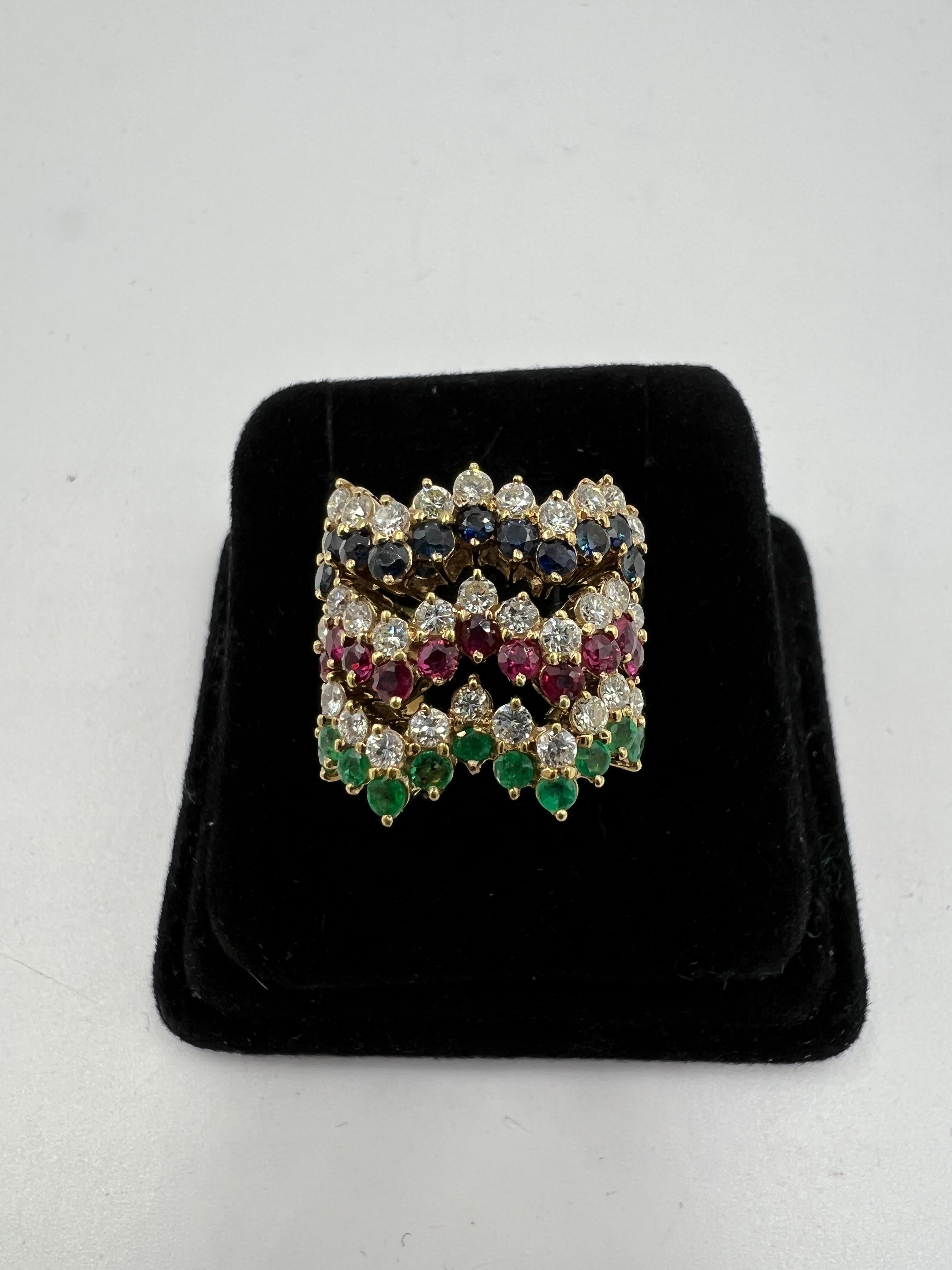 1970s Three Ring Set Diamonds Emeralds Rubies Sapphires 18k Yellow Gold Size 3.7 en vente 1