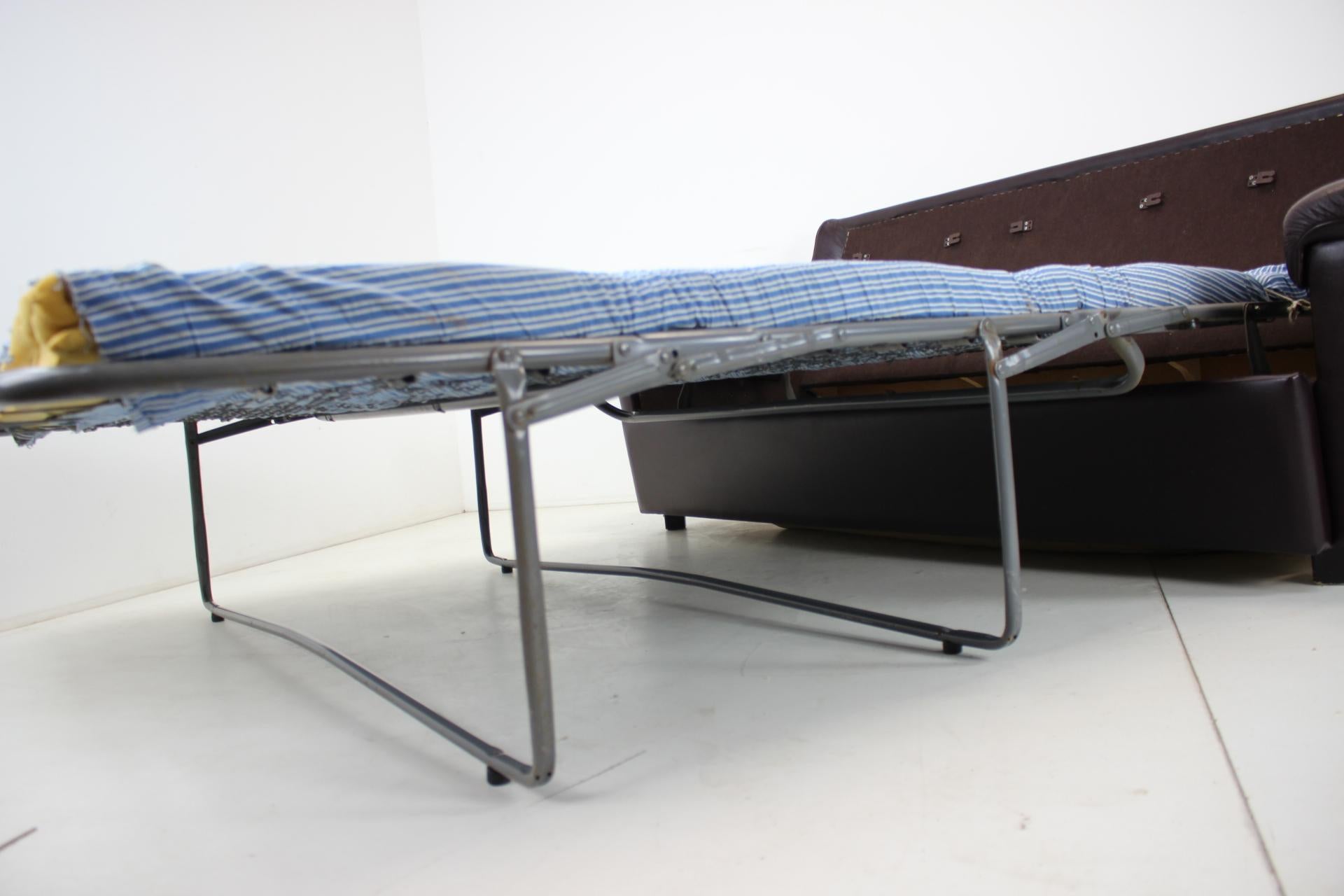 Dreisitzer-Sofa/Bett aus Leder, Tschechoslowakei, 1970er Jahre im Angebot 8