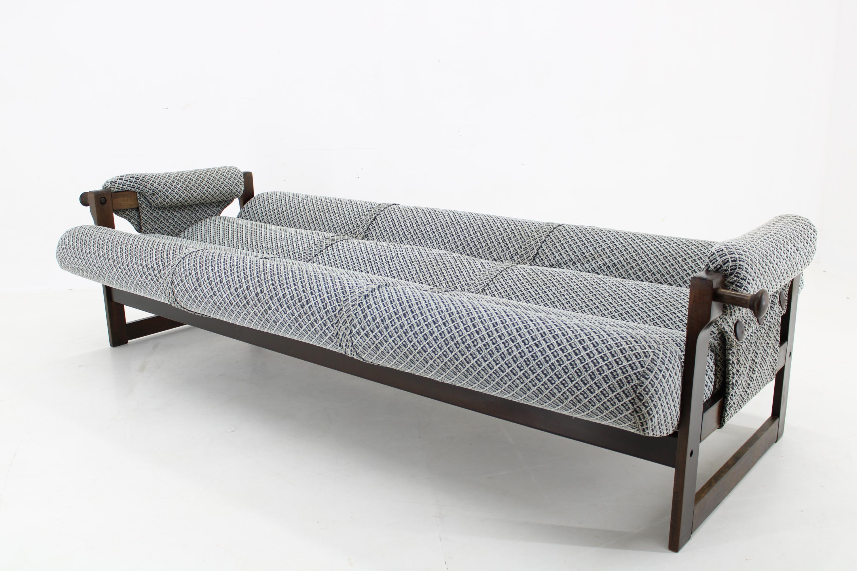Dreisitzer-Sofa aus Buche von Hikor, Tschechoslowakei, 1970er Jahre  im Zustand „Gut“ im Angebot in Praha, CZ