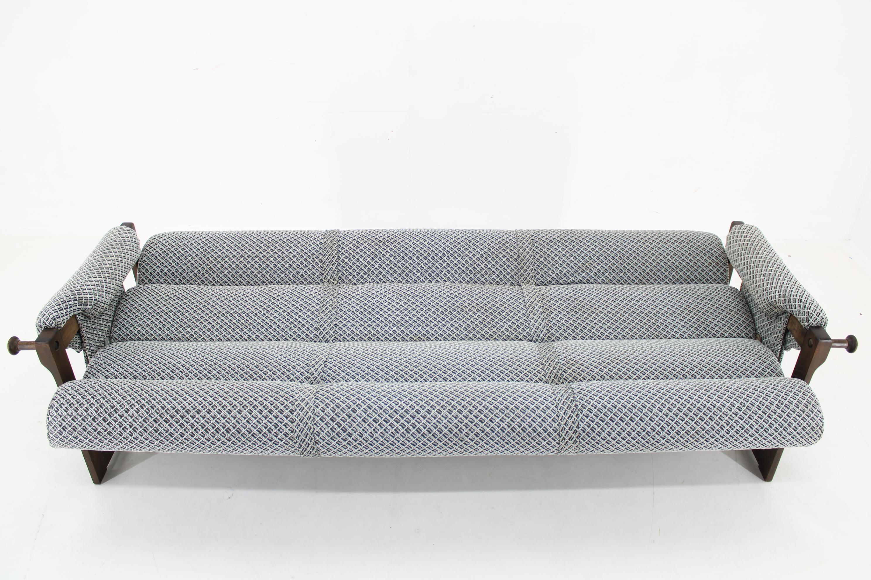 Dreisitzer-Sofa aus Buche von Hikor, Tschechoslowakei, 1970er Jahre  (Ende des 20. Jahrhunderts) im Angebot