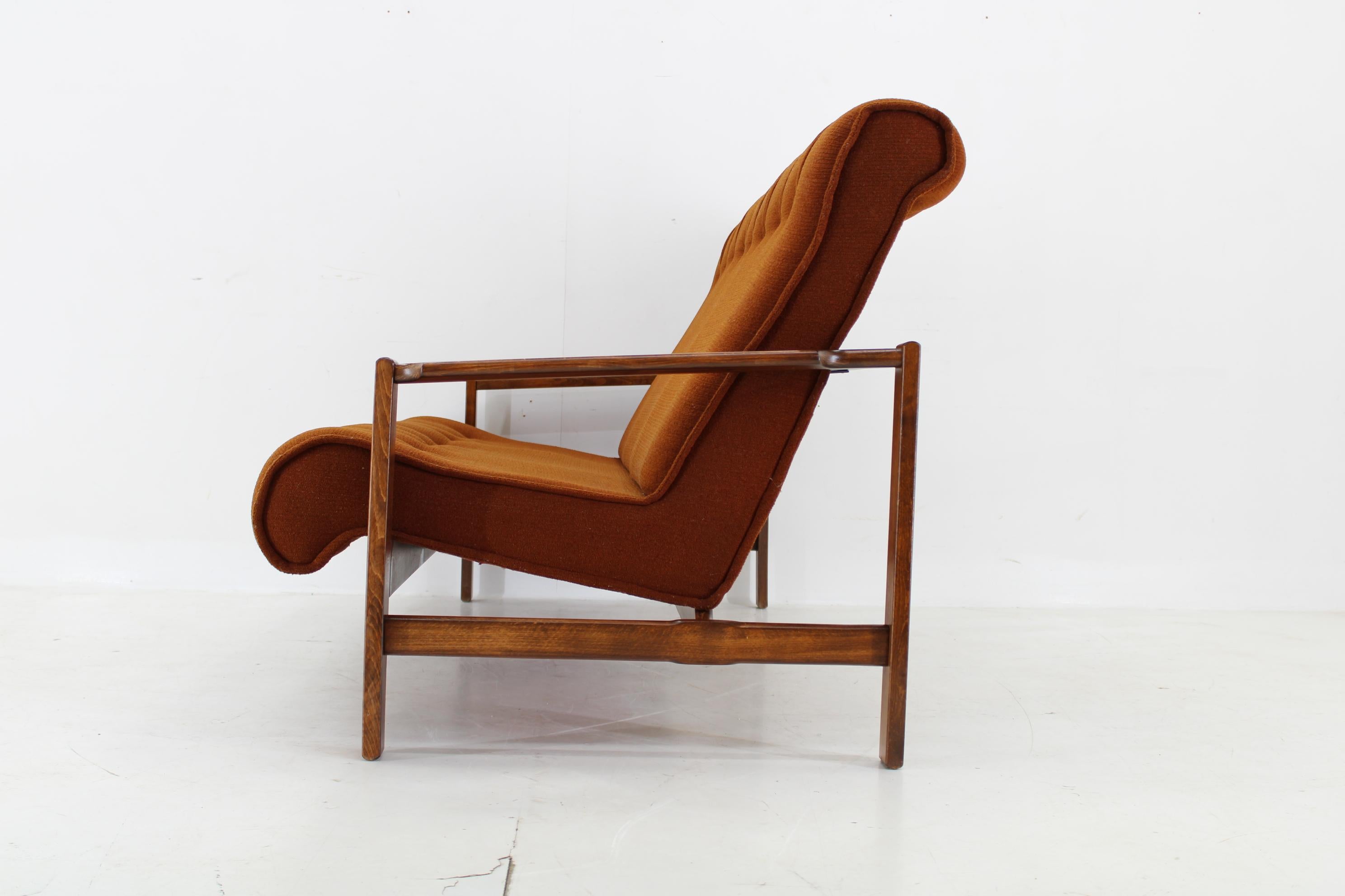 1970s Three Seater Beech Sofa, Czechoslovakia In Good Condition For Sale In Praha, CZ
