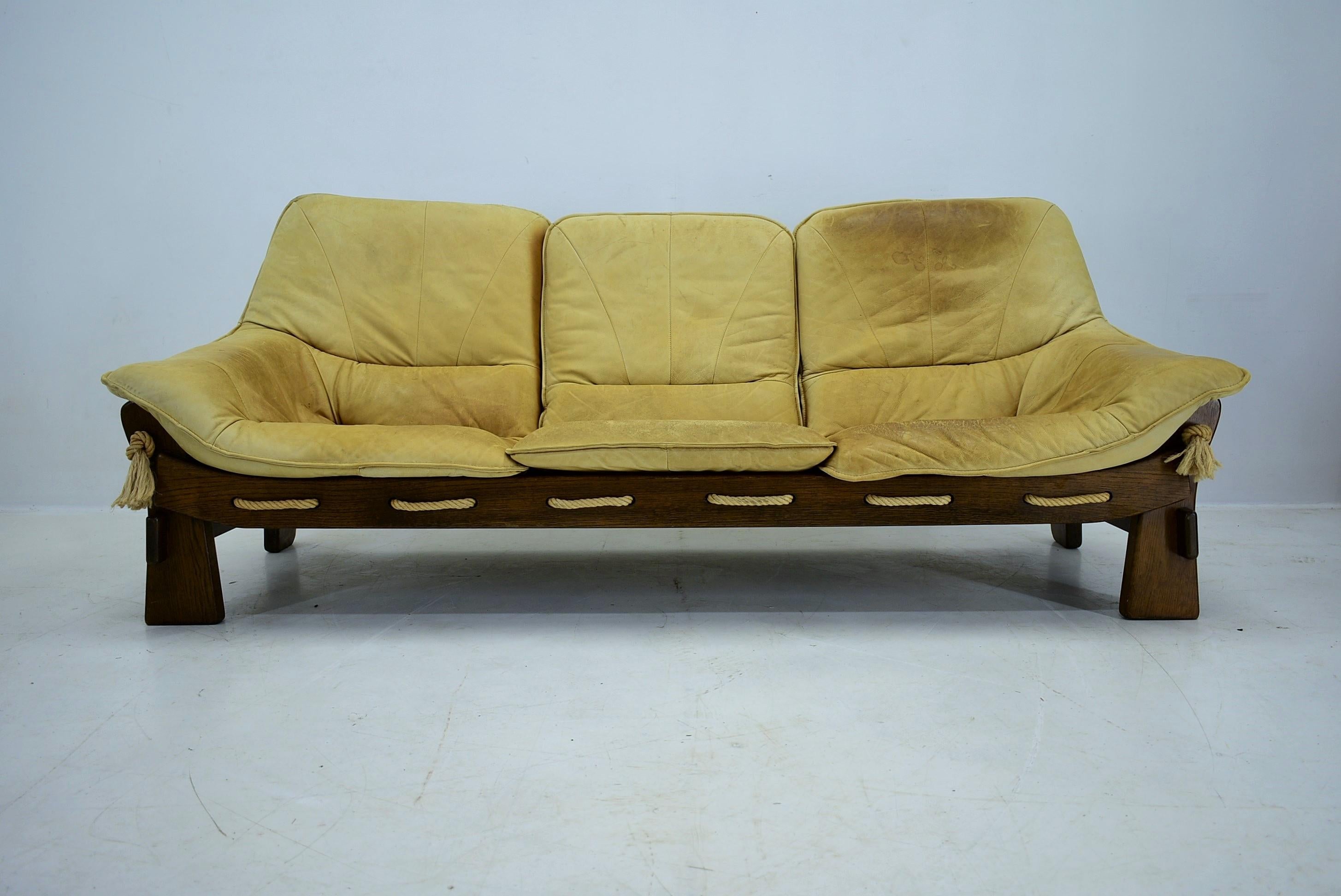 Hauteur du siège 41cm
bonne condition
bois poli
Canapé trois places en cuir dans le goût de Percival Lafer 1970,Brésil.
