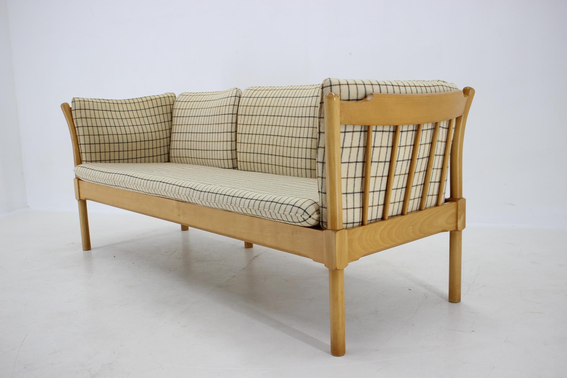 Dreisitzer-Sofa aus Buchenholz, Dänemark, 1970er Jahre  (Dänisch) im Angebot