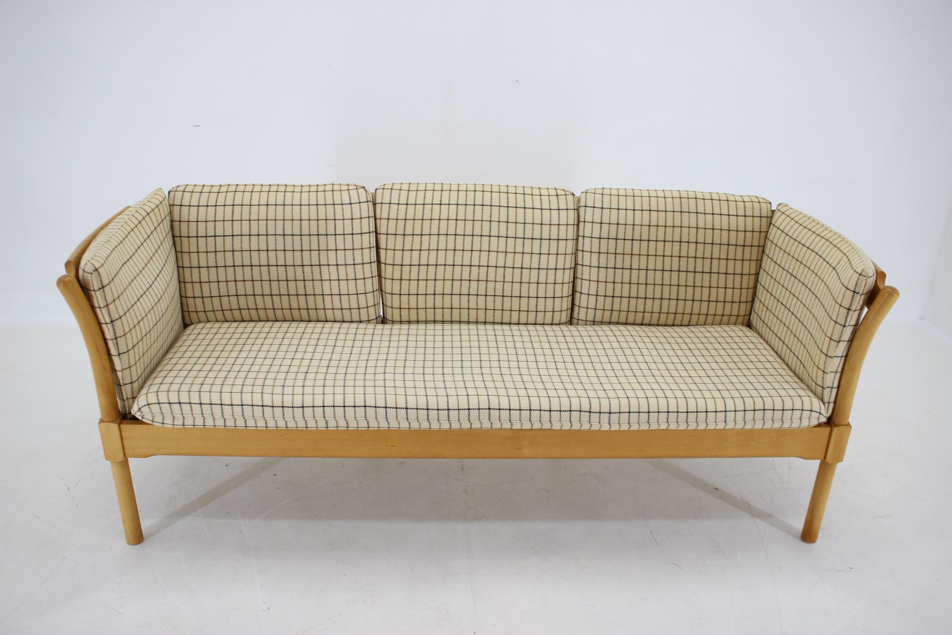 Dreisitzer-Sofa aus Buchenholz, Dänemark, 1970er Jahre  (Ende des 20. Jahrhunderts) im Angebot