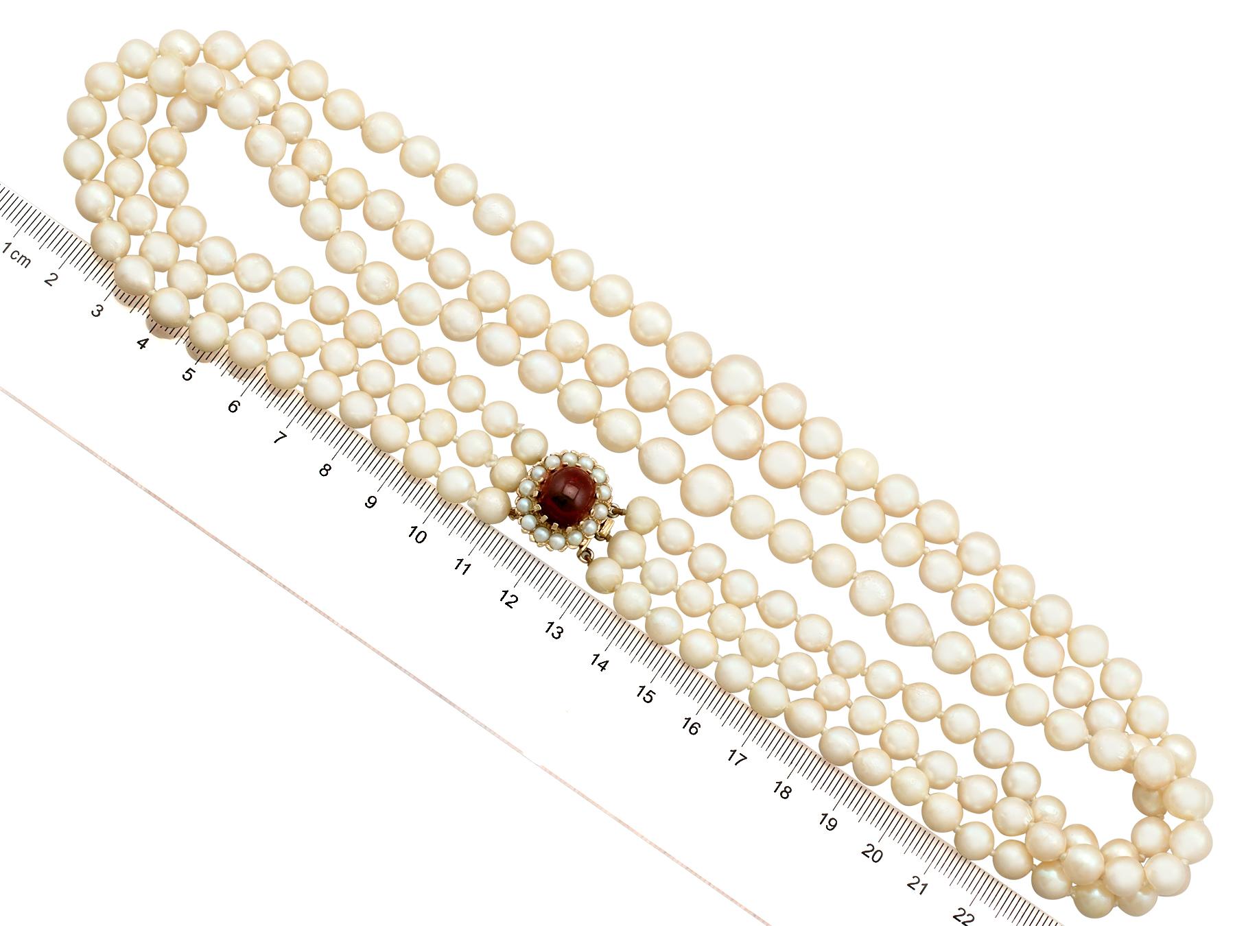 1970s Three Strand Pearl Strand with 5.91 Carat Garnet and Yellow Gold Clasp In Good Condition In Jesmond, Newcastle Upon Tyne