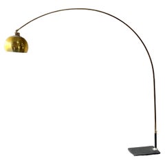 1970er bis 1980er Jahre  Mid Century Modern bis Postmodern Messing Bogen Stehleuchte