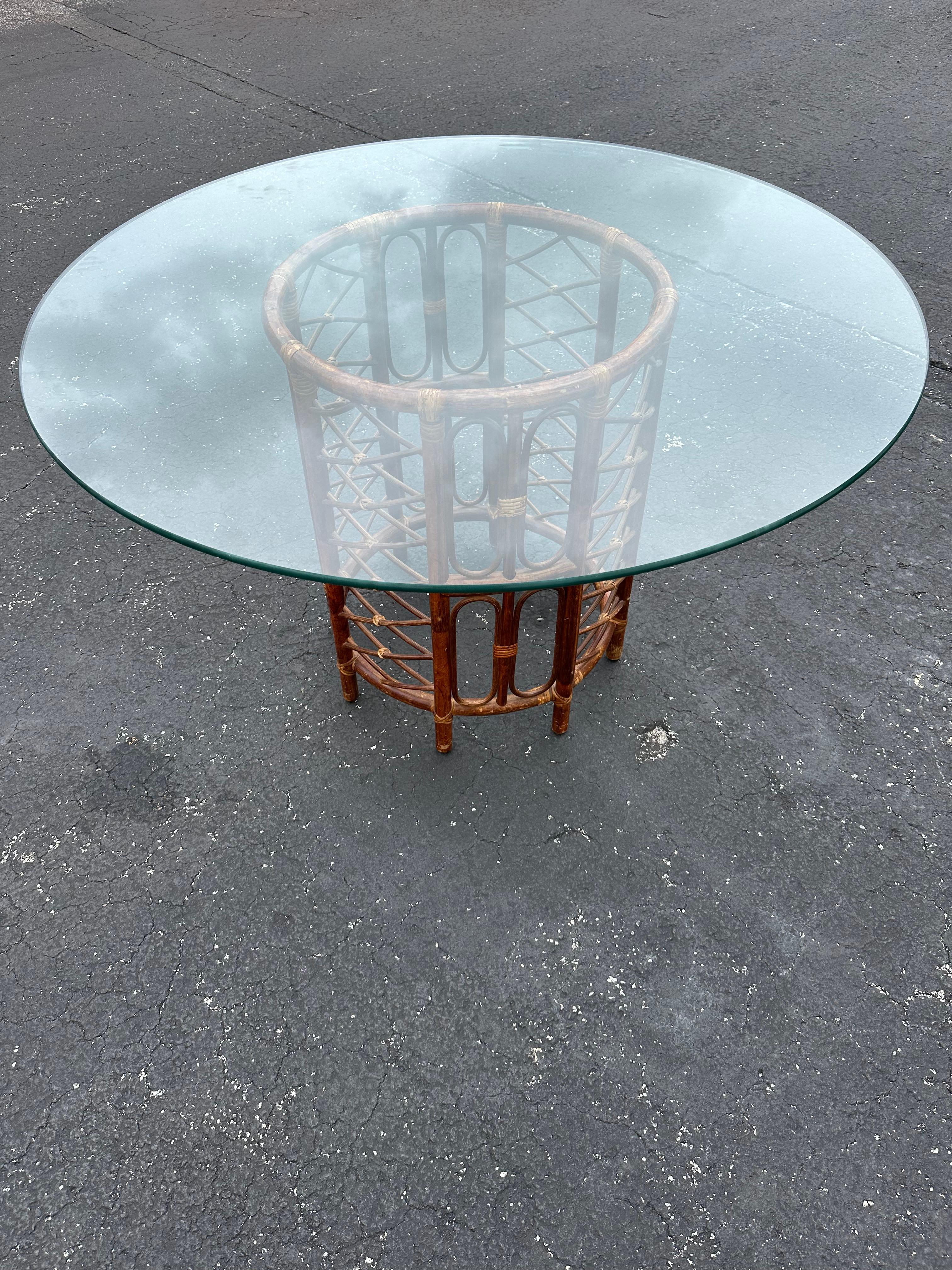 1970s Tortoise Circular Round Rattan Glass Dining Pedestal Table In Good Condition For Sale In Fort Lauderdale, FL