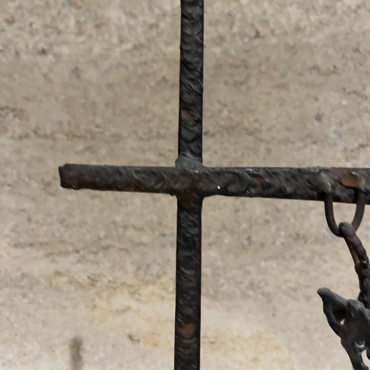 Sculpture en métal torsadé « Savior of Auschwitz » d'Emanuès, Mexique, années 1970 en vente 3