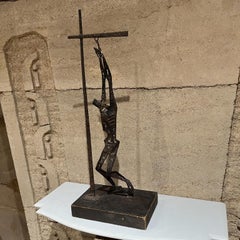 Escultura metálica torturada de los años 70 Salvador de Auschwitz por Emaus México