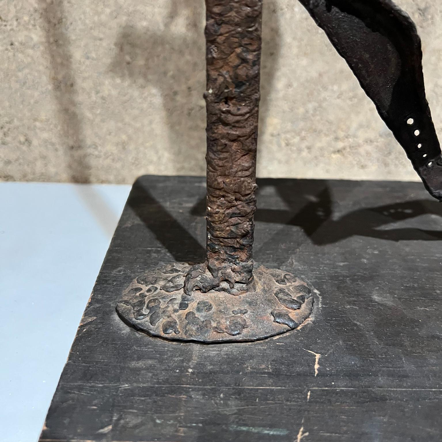 Sculpture en métal torsadé « Savior of Auschwitz » d'Emanuès, Mexique, années 1970 en vente 1