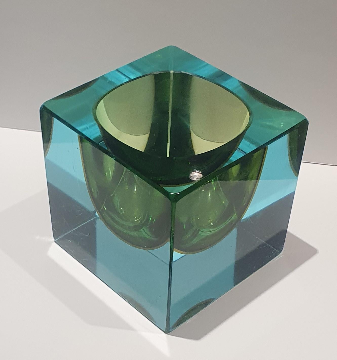 Presenting for sale a truly stunning 1970s original Sommerso Murano Glass cube dish/ candy bowl. 

Made on the Island of Murano in Venice Italy this stunning small bowl packs a hefty punch visually and in weight - weighing 1.785 Kg (3.94 Lbs) its a