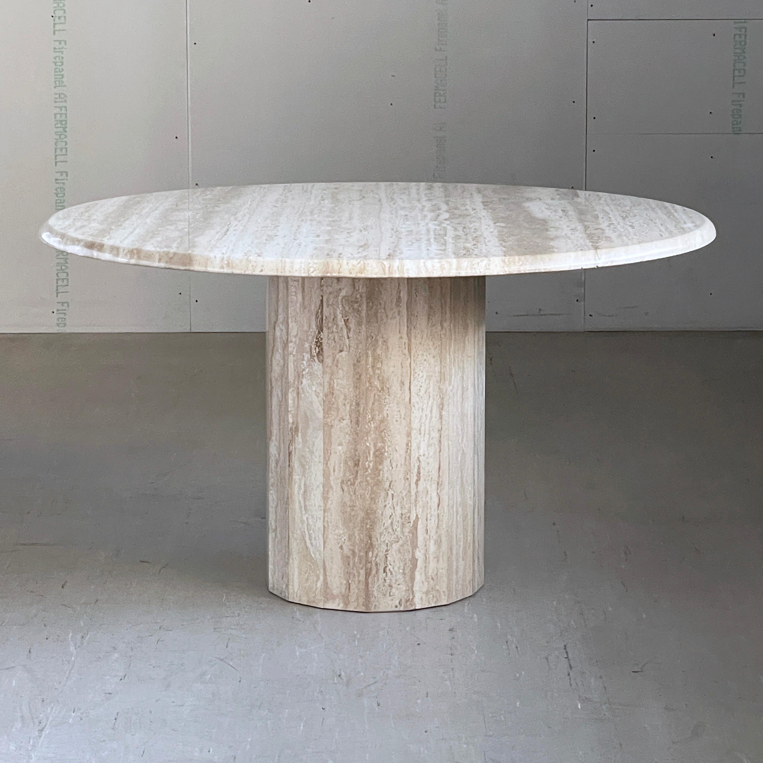 Table de salle à manger italienne en travertin de style GamFratesi des années 1970. Le plateau de la table est constitué d'une pièce massive de travertin poli et d'une base séparée en travertin. En raison de la composition naturelle du travertin, il