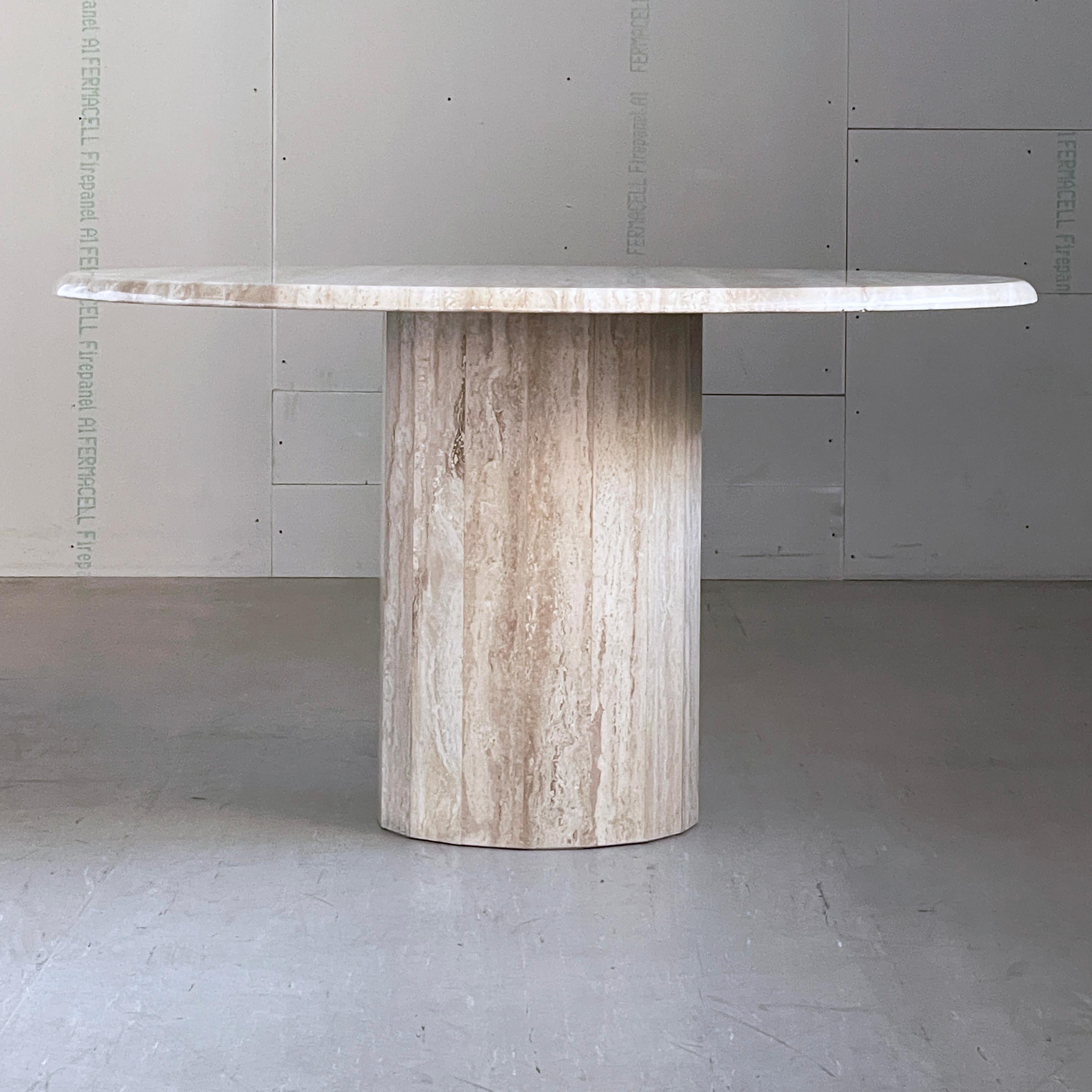 Mid-Century Modern Table à manger Traventine des années 1970 en vente