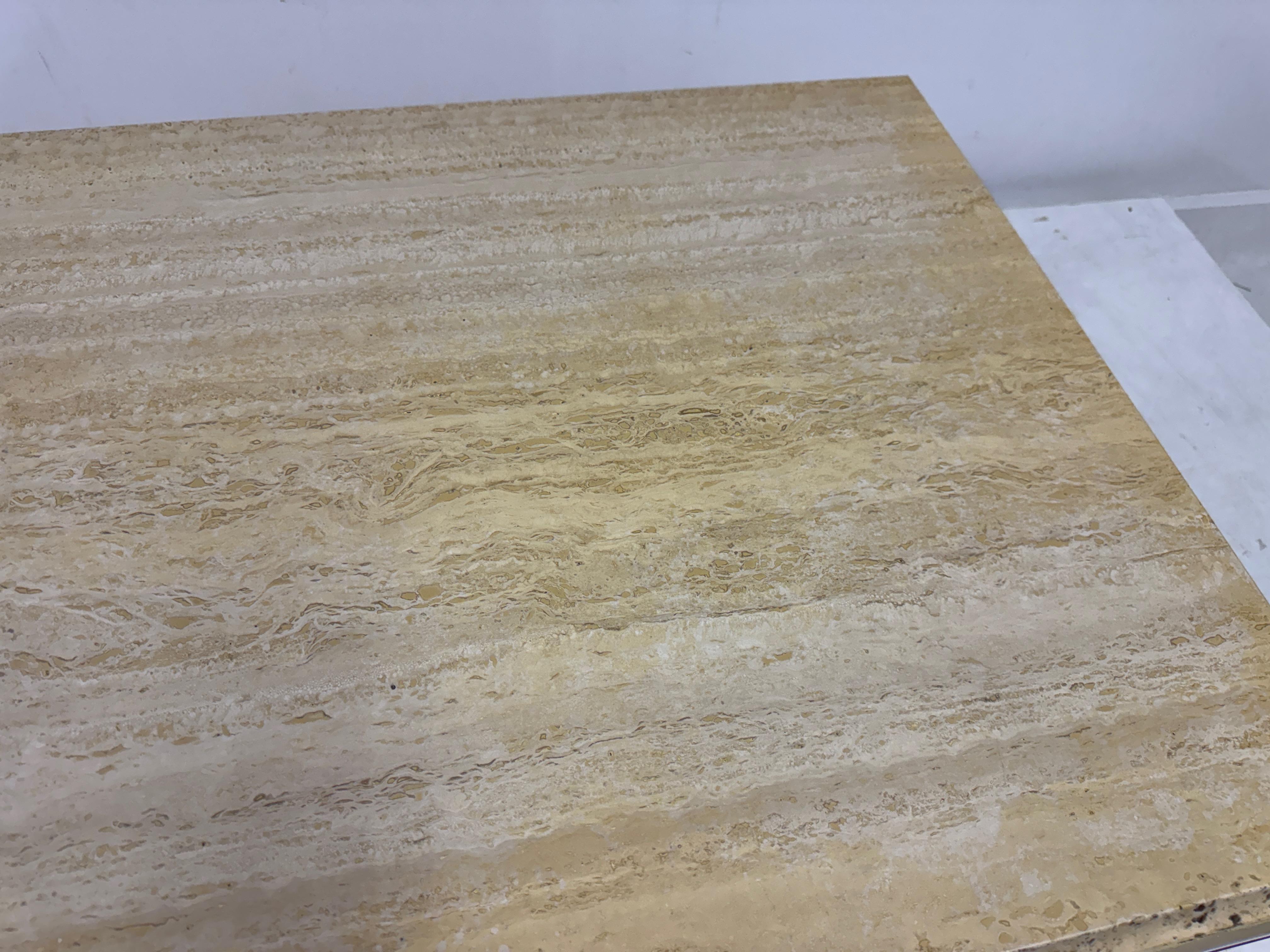 Table basse en travertin des années 1970 en vente 4
