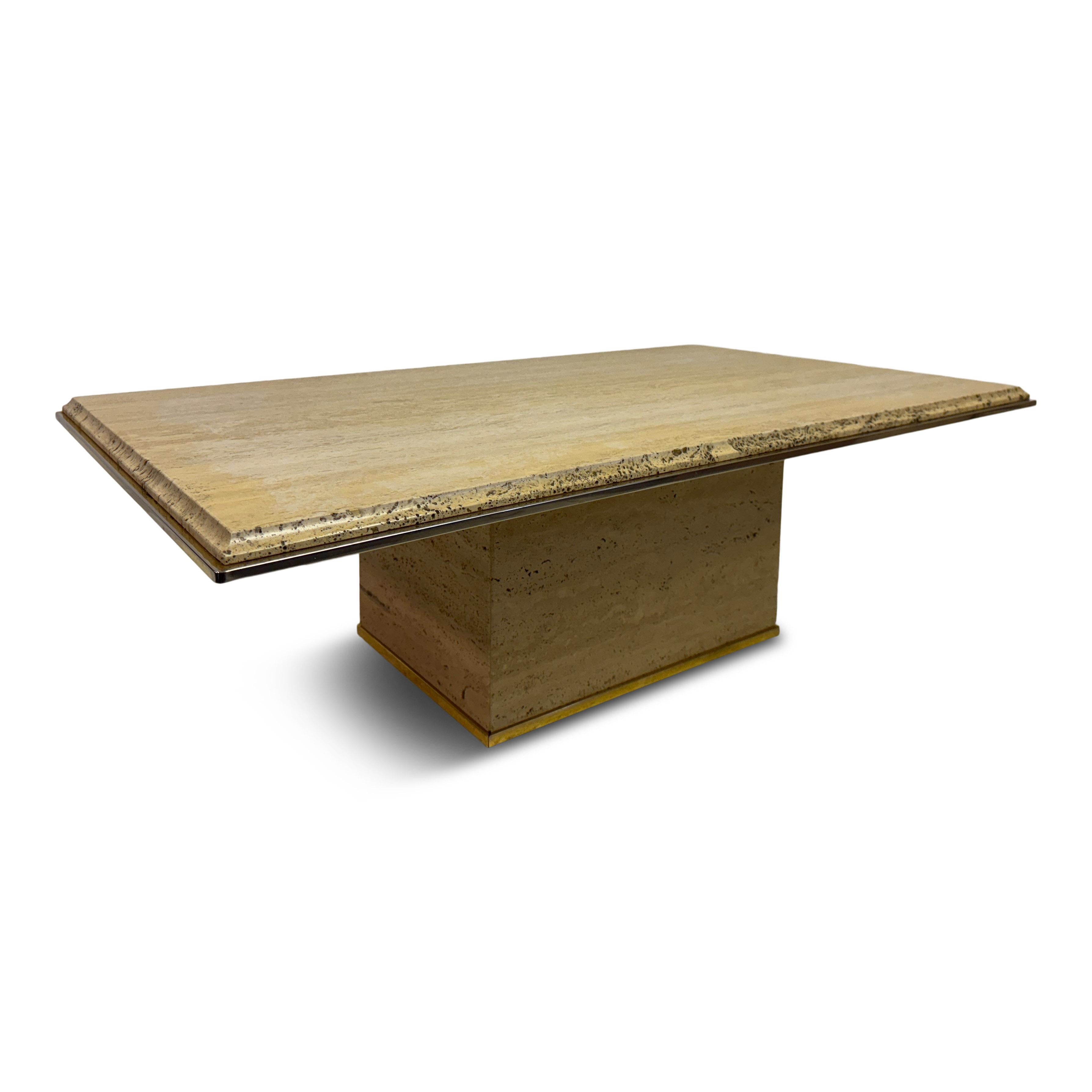 Table basse en travertin des années 1970

Une table basse en travertin des années 1970, d'une présence architecturale audacieuse. Le plateau rectangulaire substantiel met en valeur la beauté naturelle du travertin, avec ses tons beiges chauds et ses