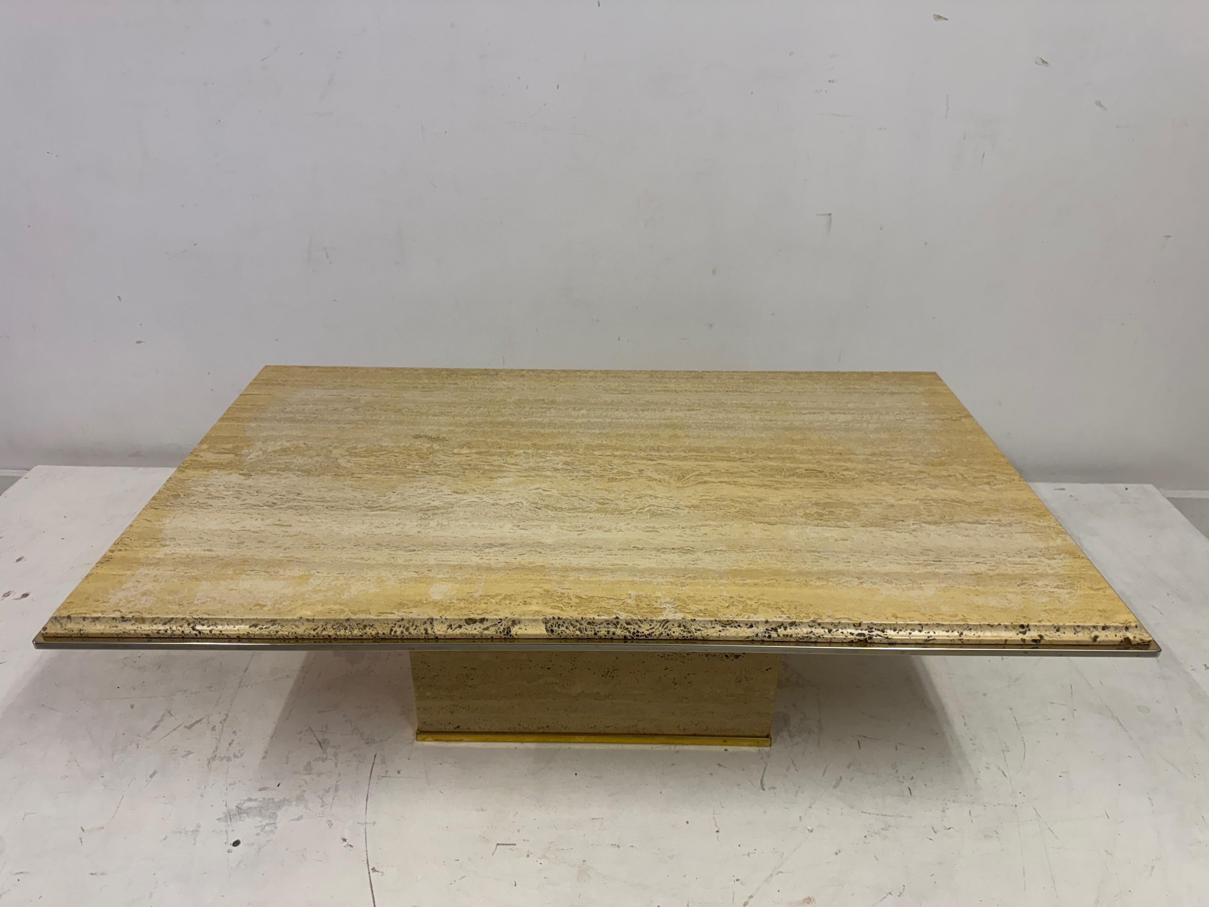 italien Table basse en travertin des années 1970 en vente