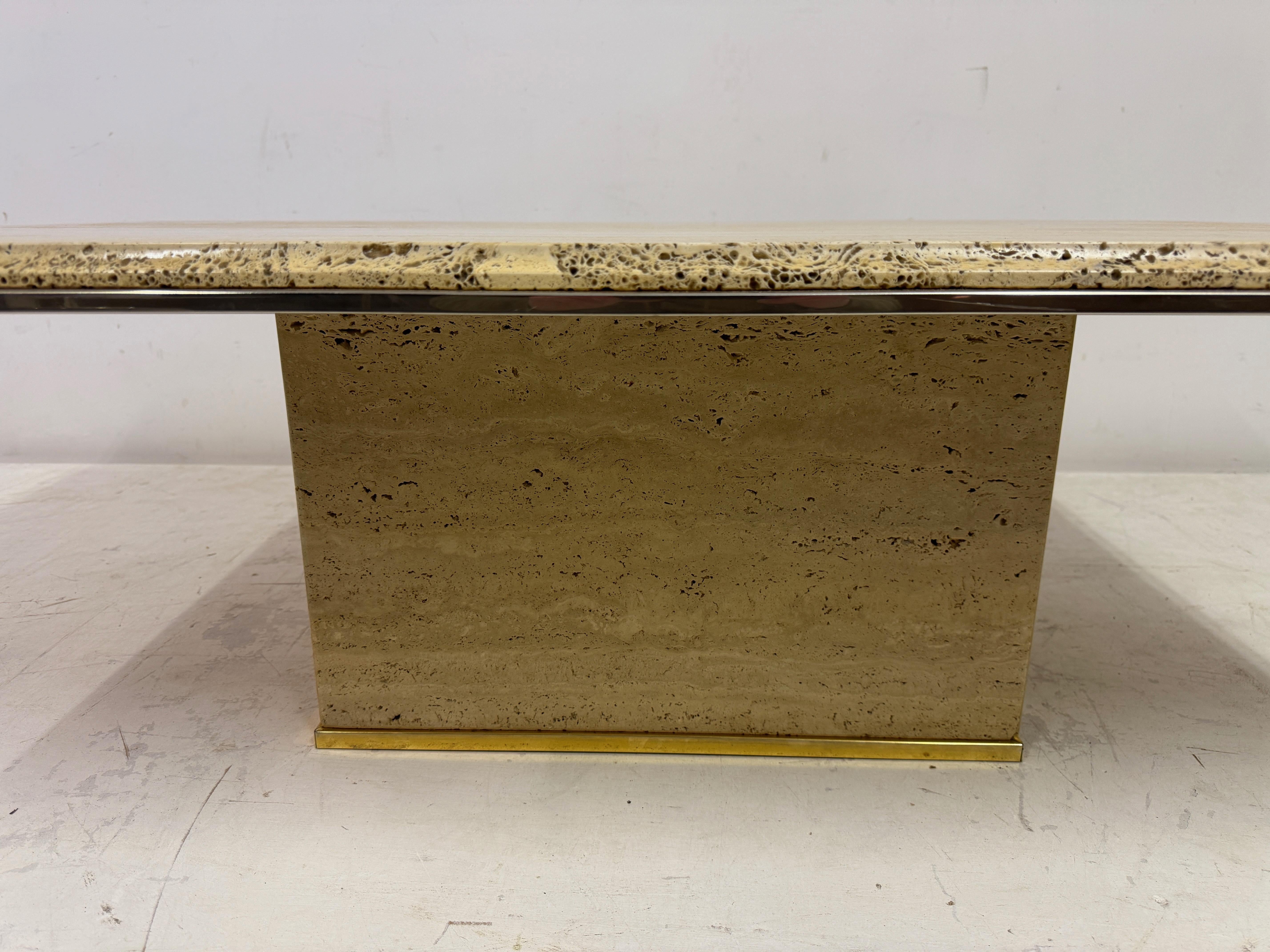 20ième siècle Table basse en travertin des années 1970 en vente
