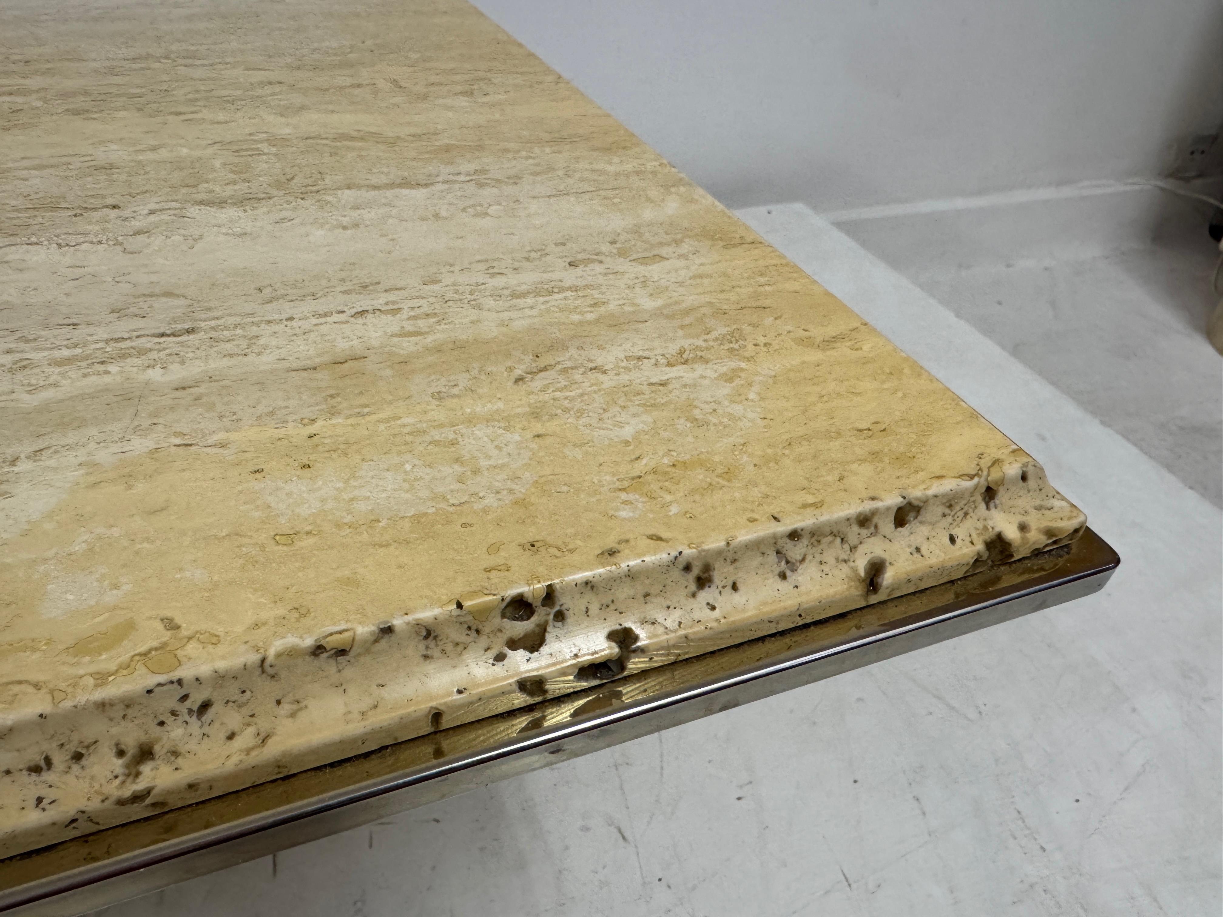 Travertin Table basse en travertin des années 1970 en vente