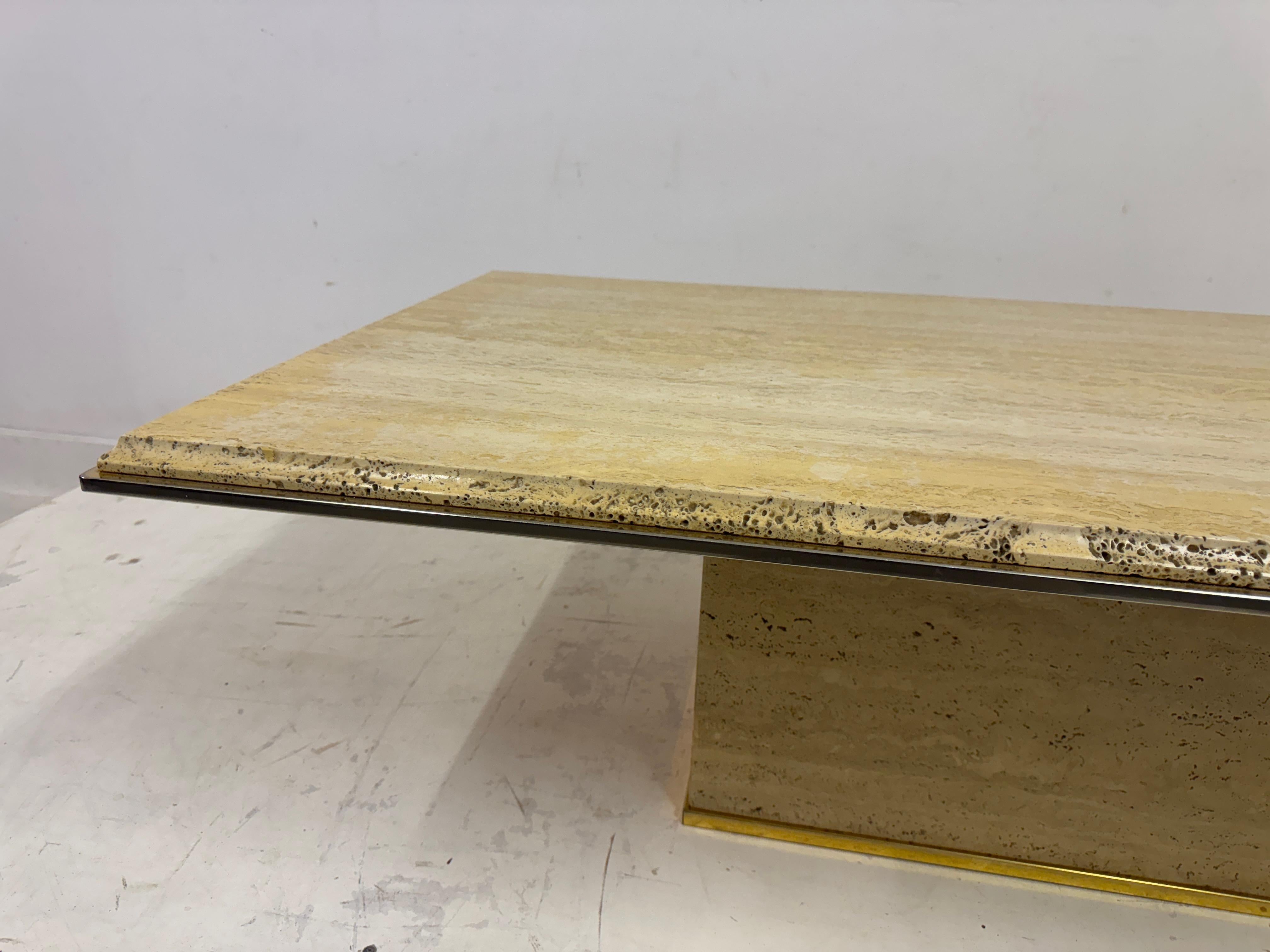 Table basse en travertin des années 1970 en vente 1