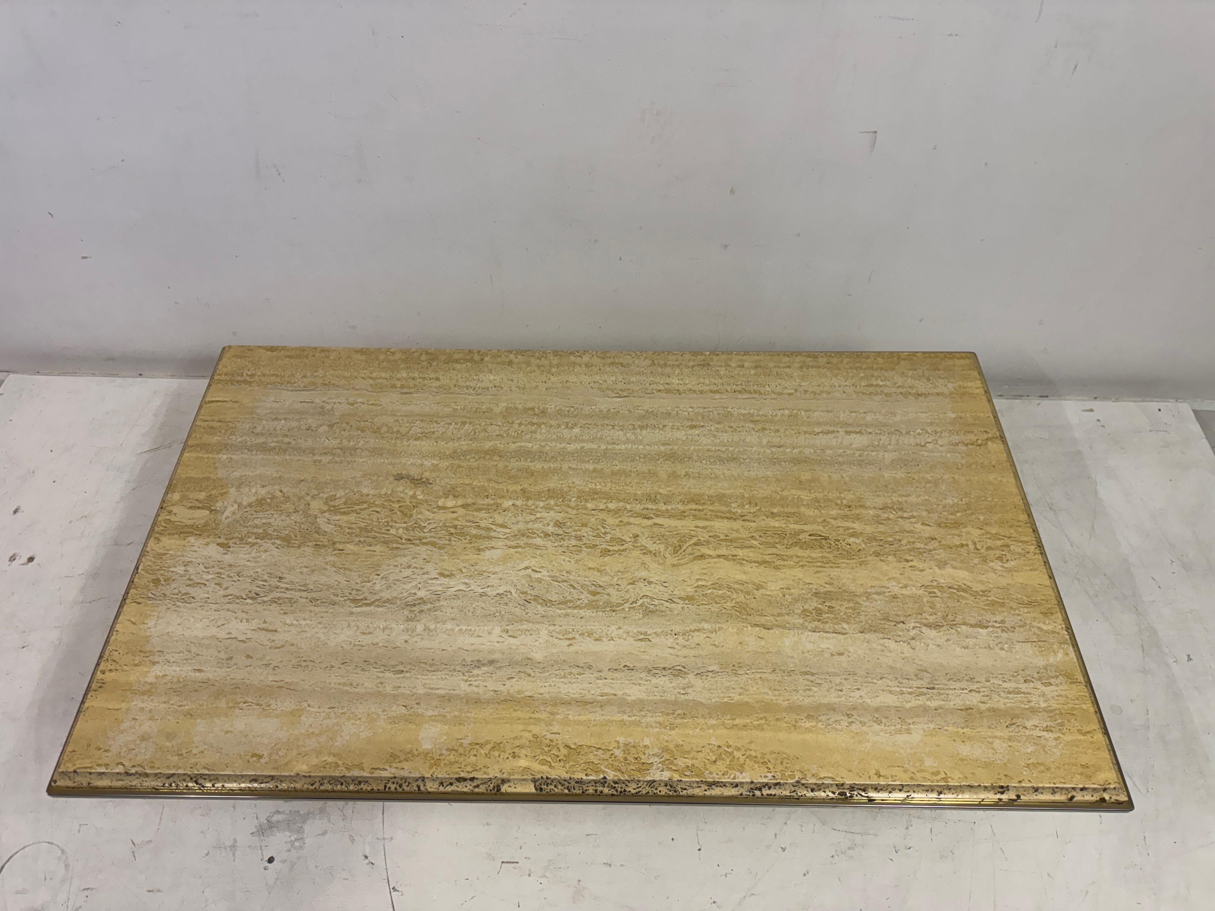 Table basse en travertin des années 1970 en vente 2