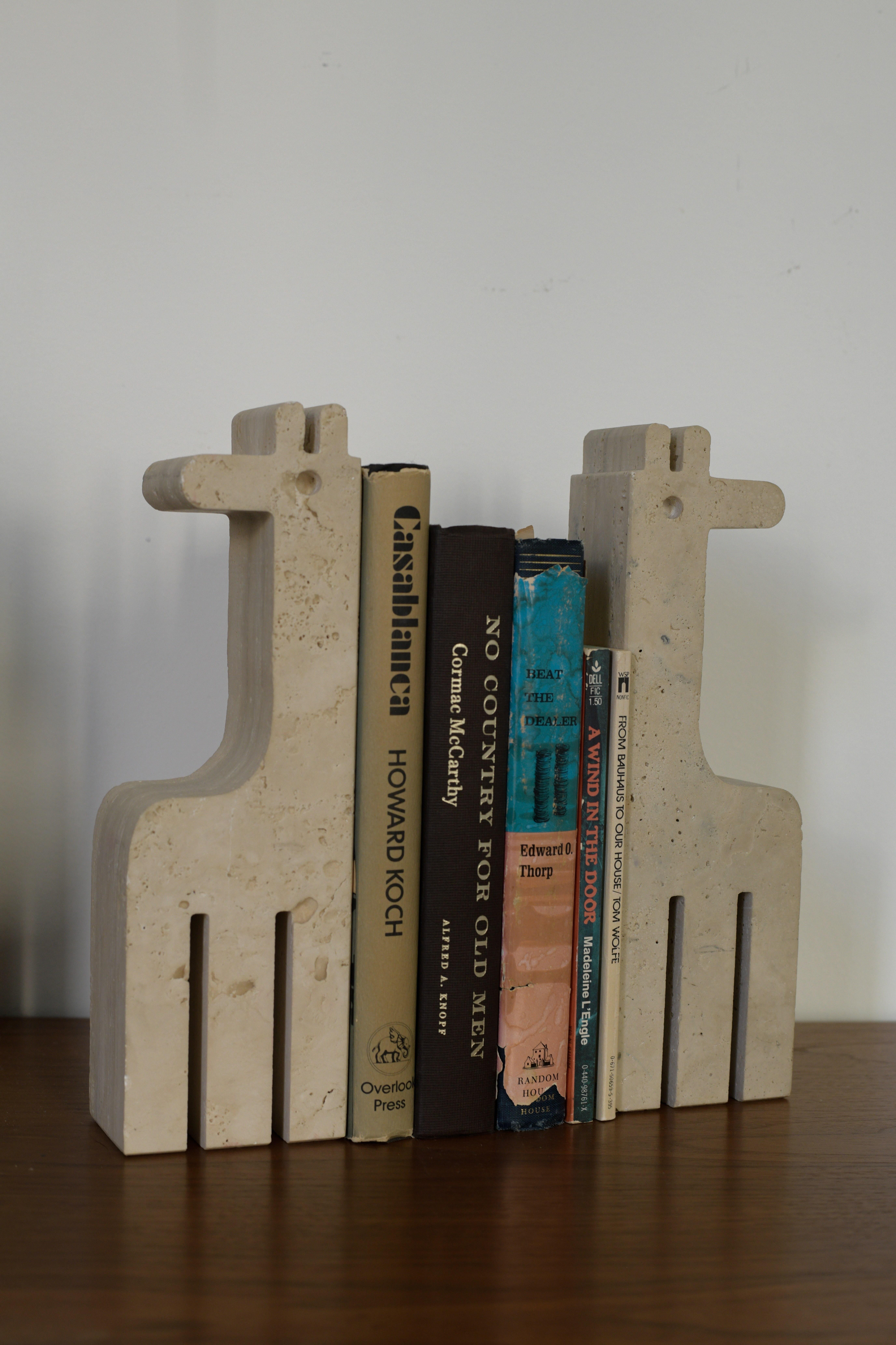 Mid-Century Modern Serre-livres Girafe en travertin des années 1970 par Fratelli Mannelli en vente