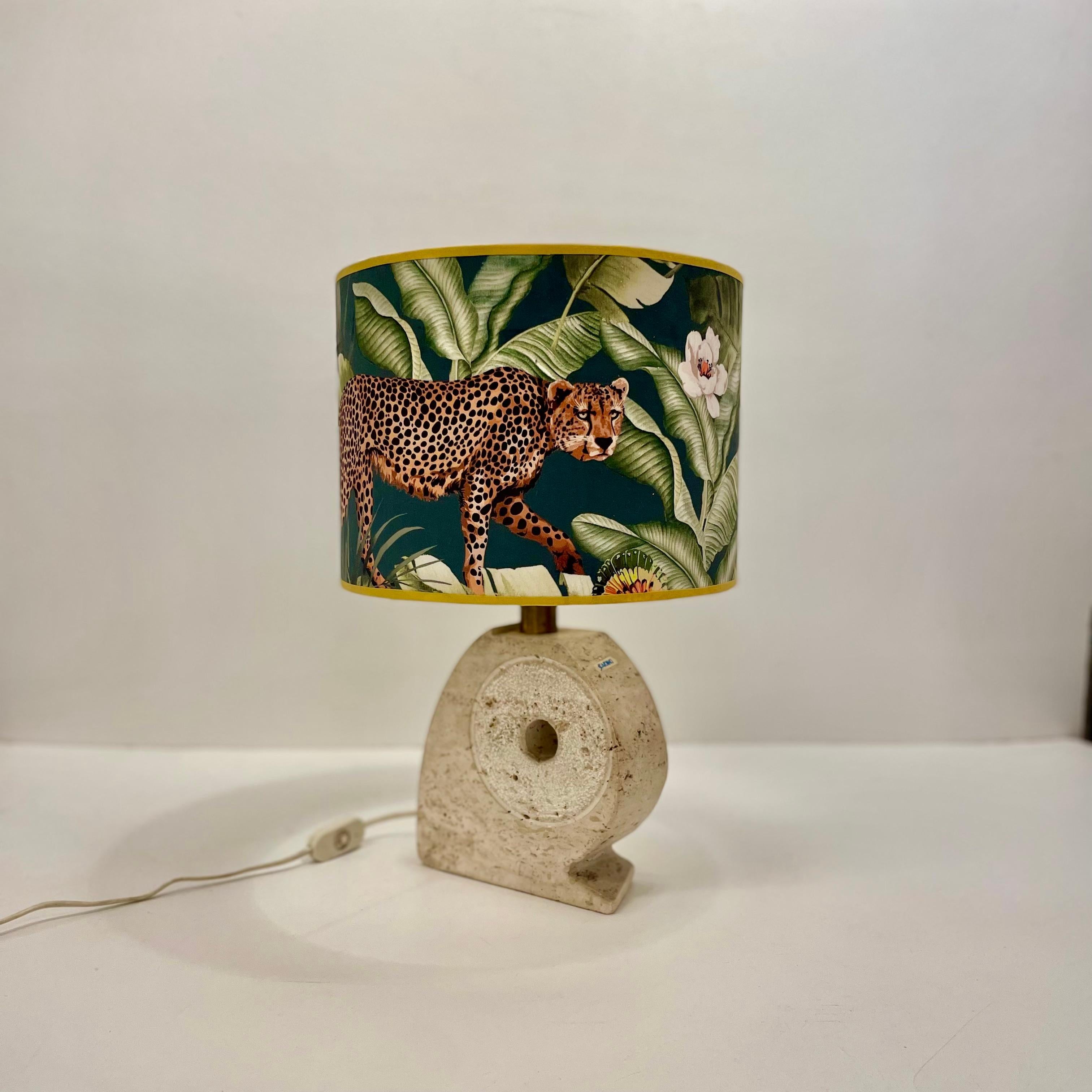 Italian table lamp in travertine sculpted by Emanuele Scarnicci , born in 1916 Scarnicci was based in Florence.
This is not only a lamp but also a modern art sculpture.
The handmade lampshade is new and very decorative indeed.


