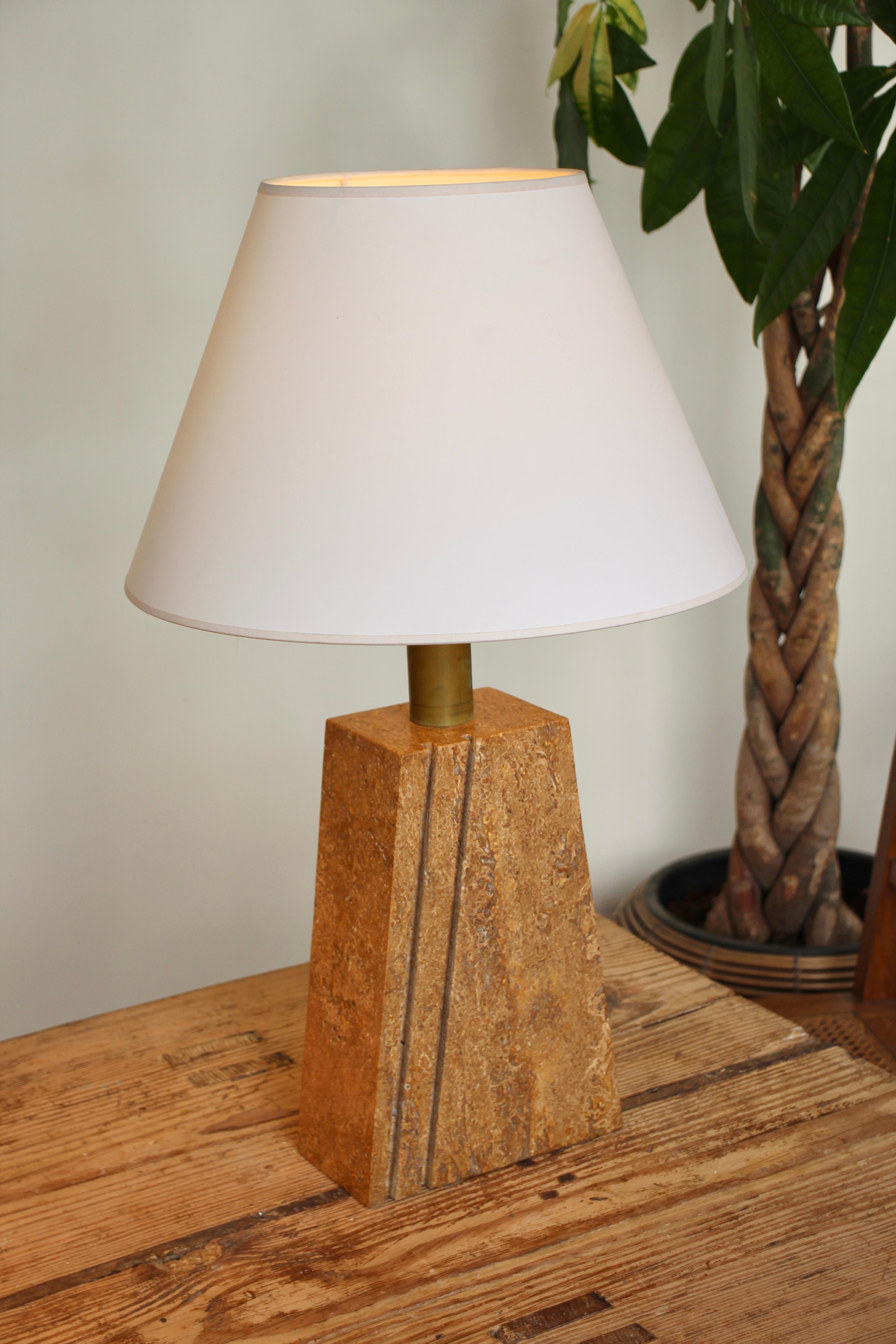 Elegant 1970s Italian Brutalist table lamp with a solid and rare « Travertina Giallo » base featuring geometric carved lines. 
Wiring: European (U.S. rewiring on request)

height of the travertine block: 30,50 cm
height including socket: 45 cm