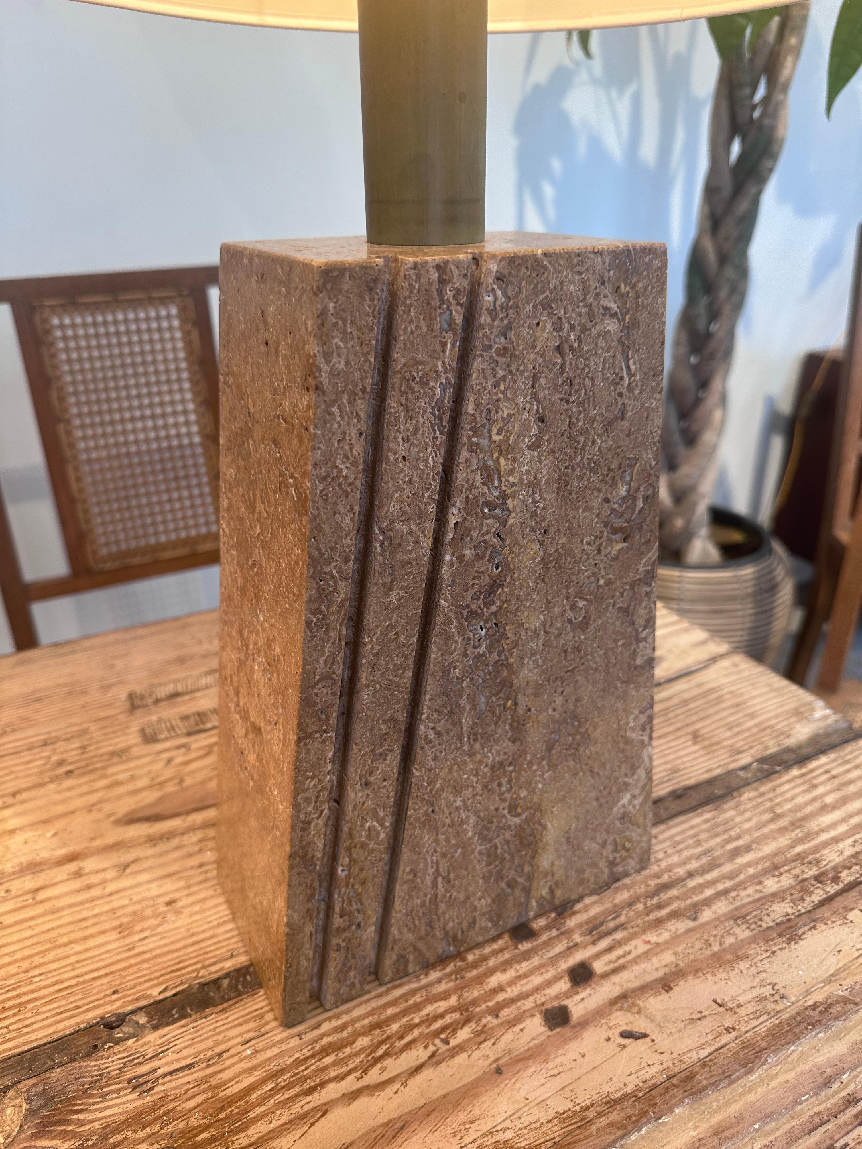 1970s Travertine Table Lamp with Geometric Base In Good Condition For Sale In ROUEN, FR