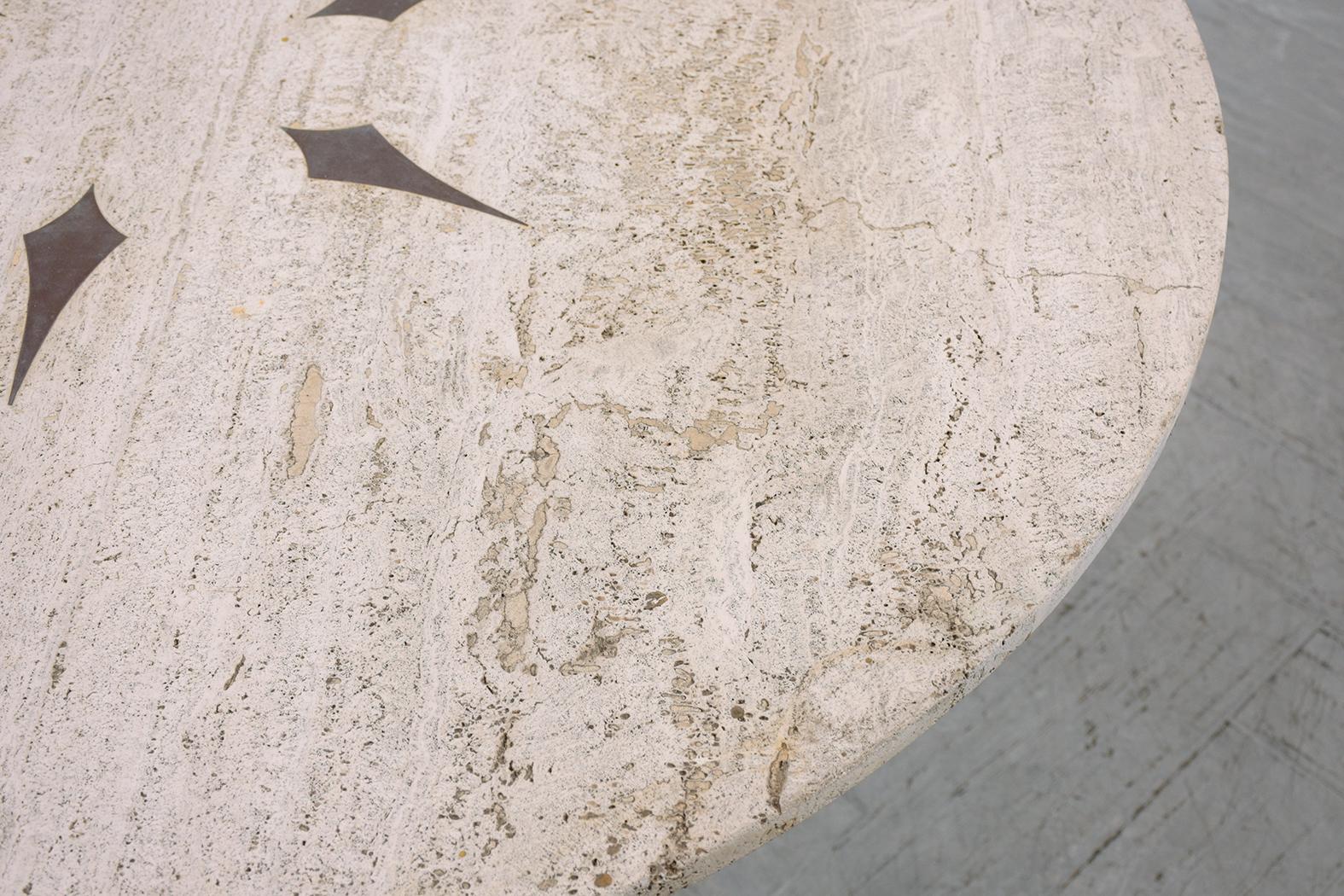 Restaurierter runder Esstisch aus Travertinmarmor und Chromstahl aus der Jahrhundertmitte 1970 im Zustand „Gut“ im Angebot in Los Angeles, CA