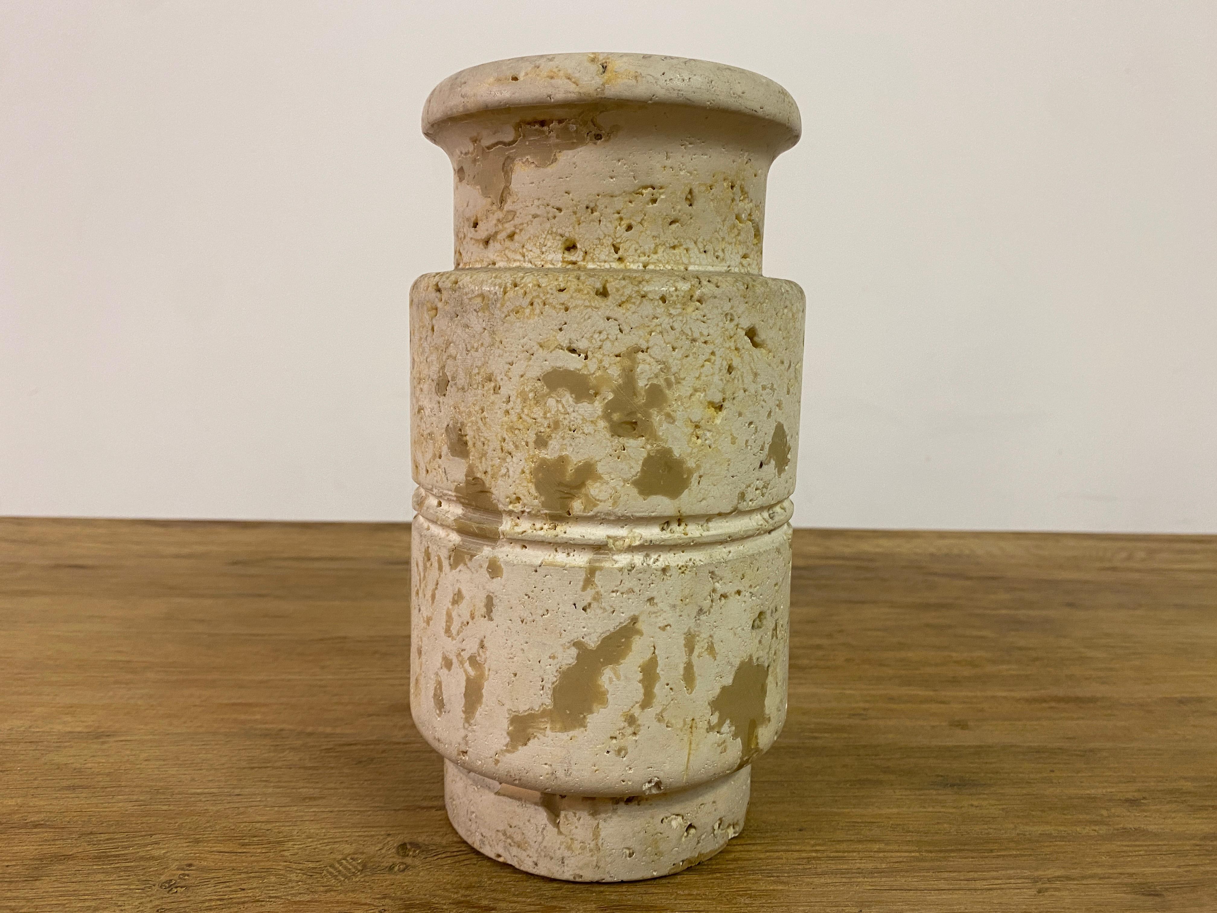 20ième siècle Vase en travertin des années 1970 par Fratelli Mannelli en vente