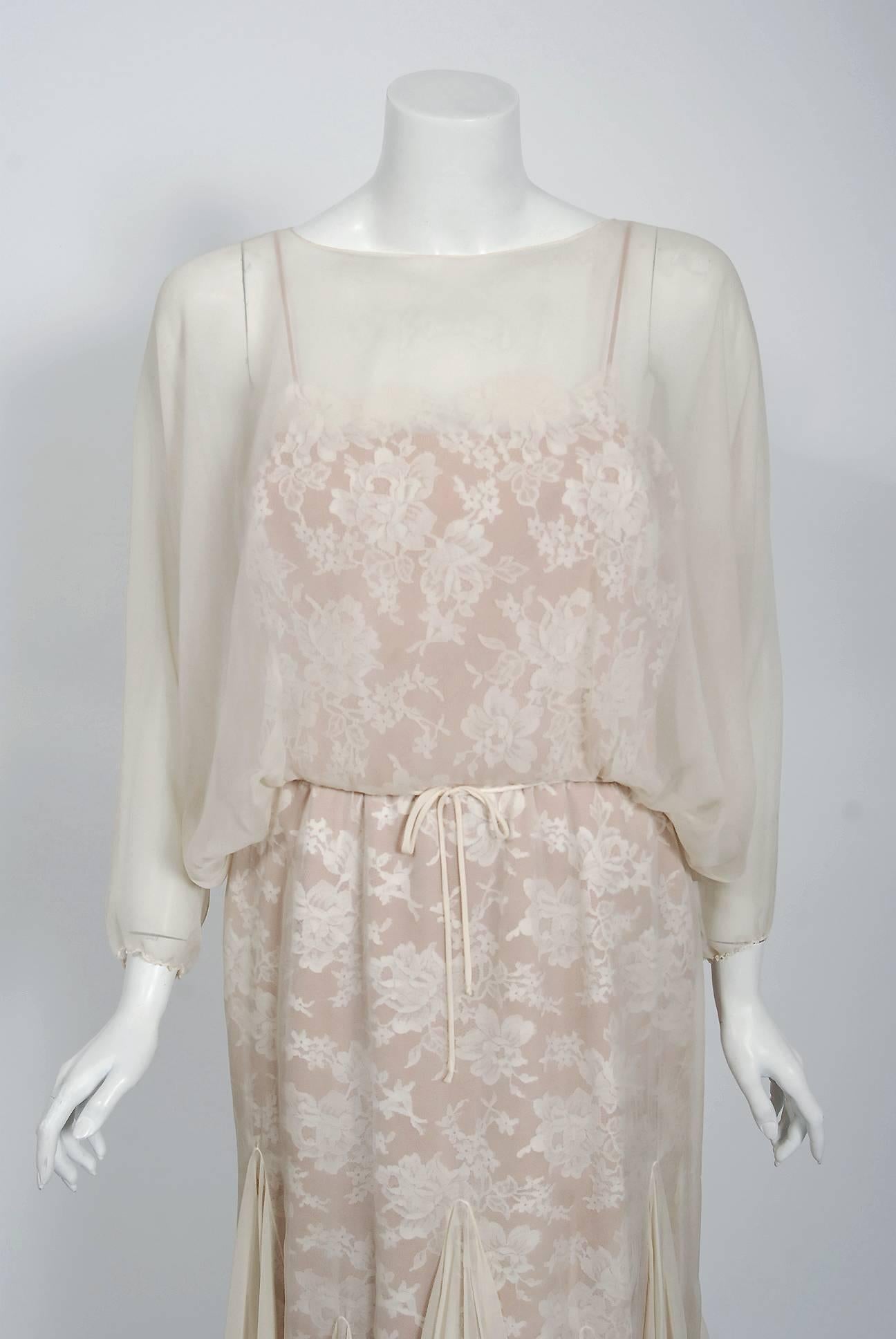 Robe de mariée extrêmement chic de la fin des années 1970 en soie-chiffon ivoire et en dentelle imprimée de roses de la marque iconique Travilla. William Travilla a conçu des costumes pour des films et a également ouvert son propre salon avec son