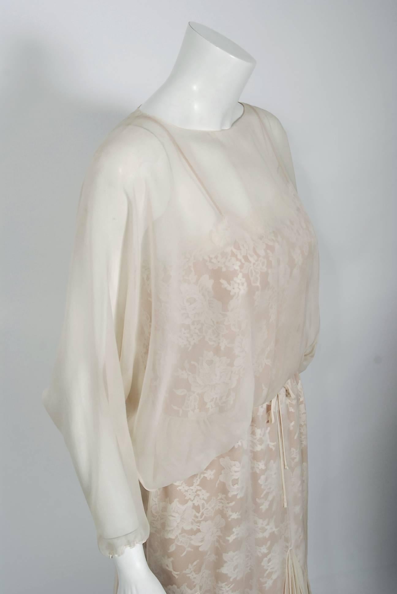 Gris Travilla Robe de mariée vintage des années 1970, ivoire, mousseline et dentelle à manches dolman en vente