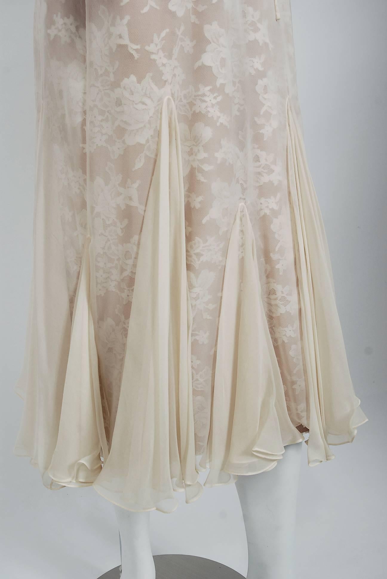 Travilla Robe de mariée vintage des années 1970, ivoire, mousseline et dentelle à manches dolman Bon état - En vente à Beverly Hills, CA