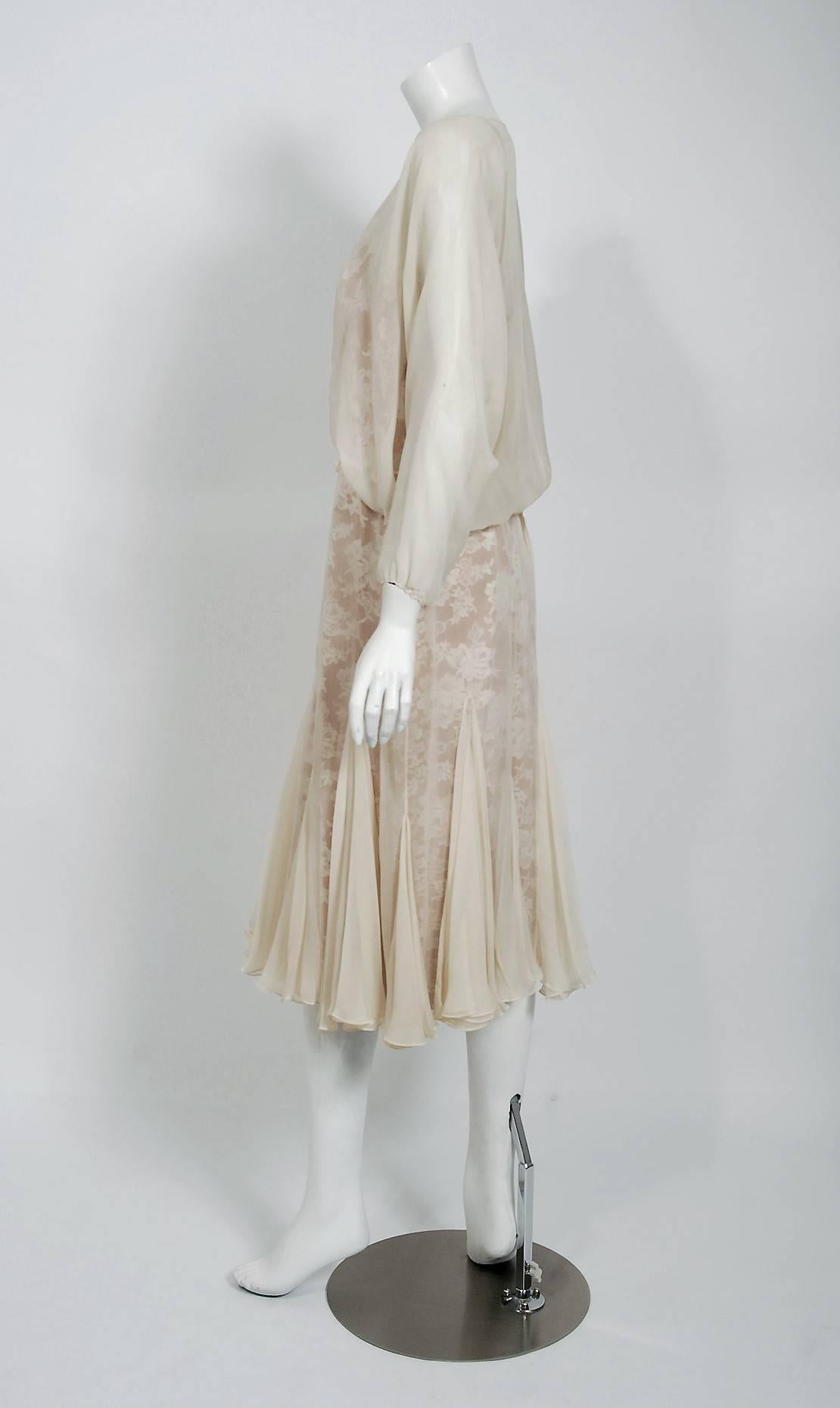 Travilla Robe de mariée vintage des années 1970, ivoire, mousseline et dentelle à manches dolman Pour femmes en vente