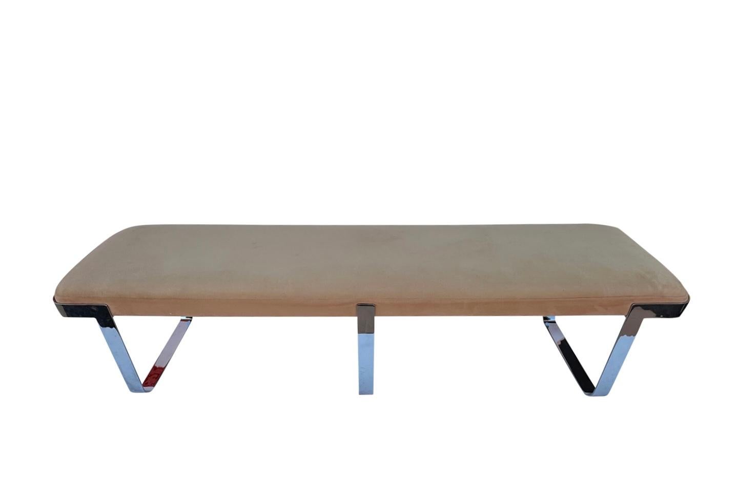 Superbe banc Trimark de 6 pieds en ultra daim avec des pieds chromés flat bar. N'hésitez pas à nous contacter pour toute question.