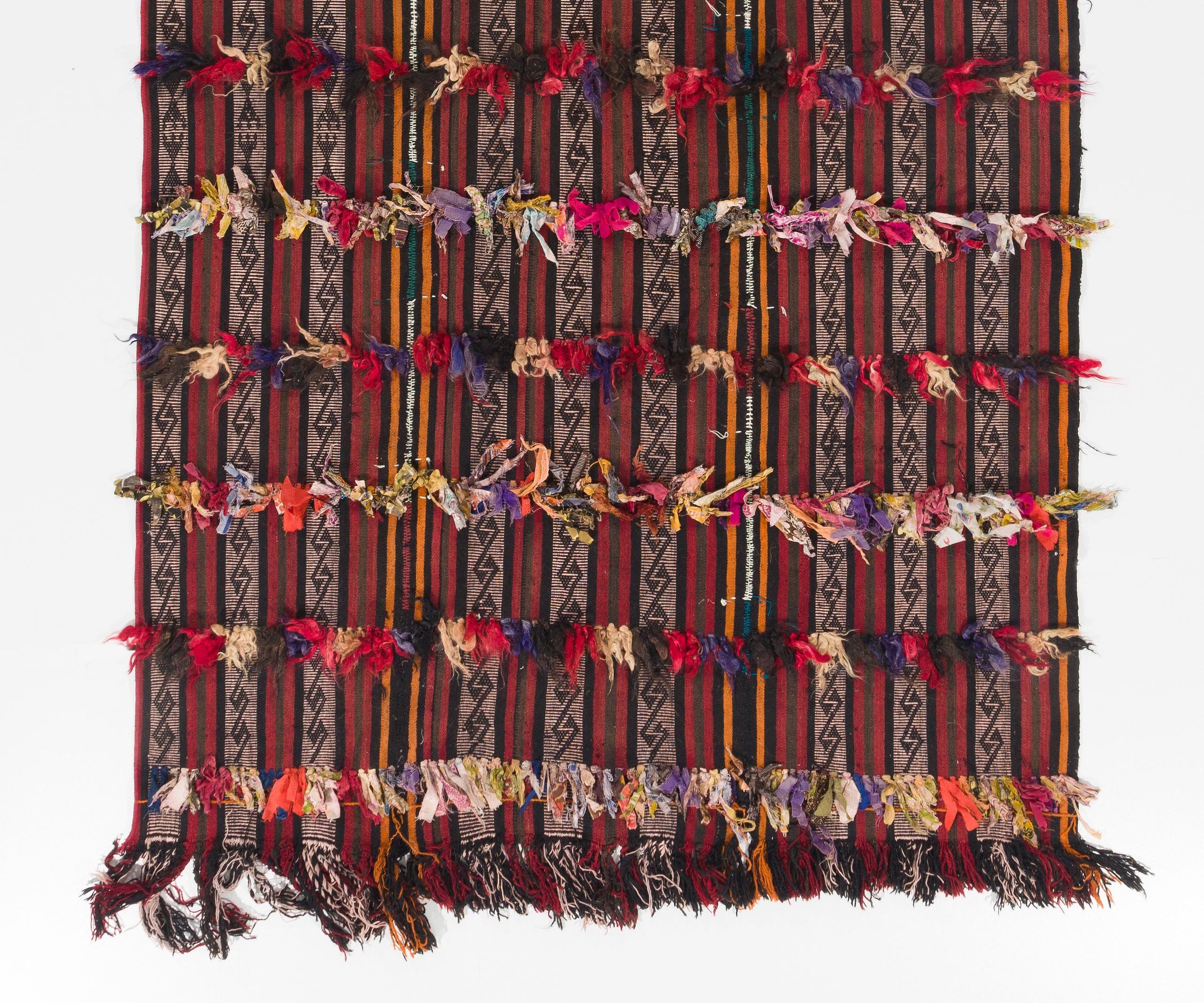 4.7x8,3 Fuß Türkischer Stammes-Kelim-Teppich mit bunten Poms, Wandbehang, Sofa-Überwurf (Handgeknüpft) im Angebot