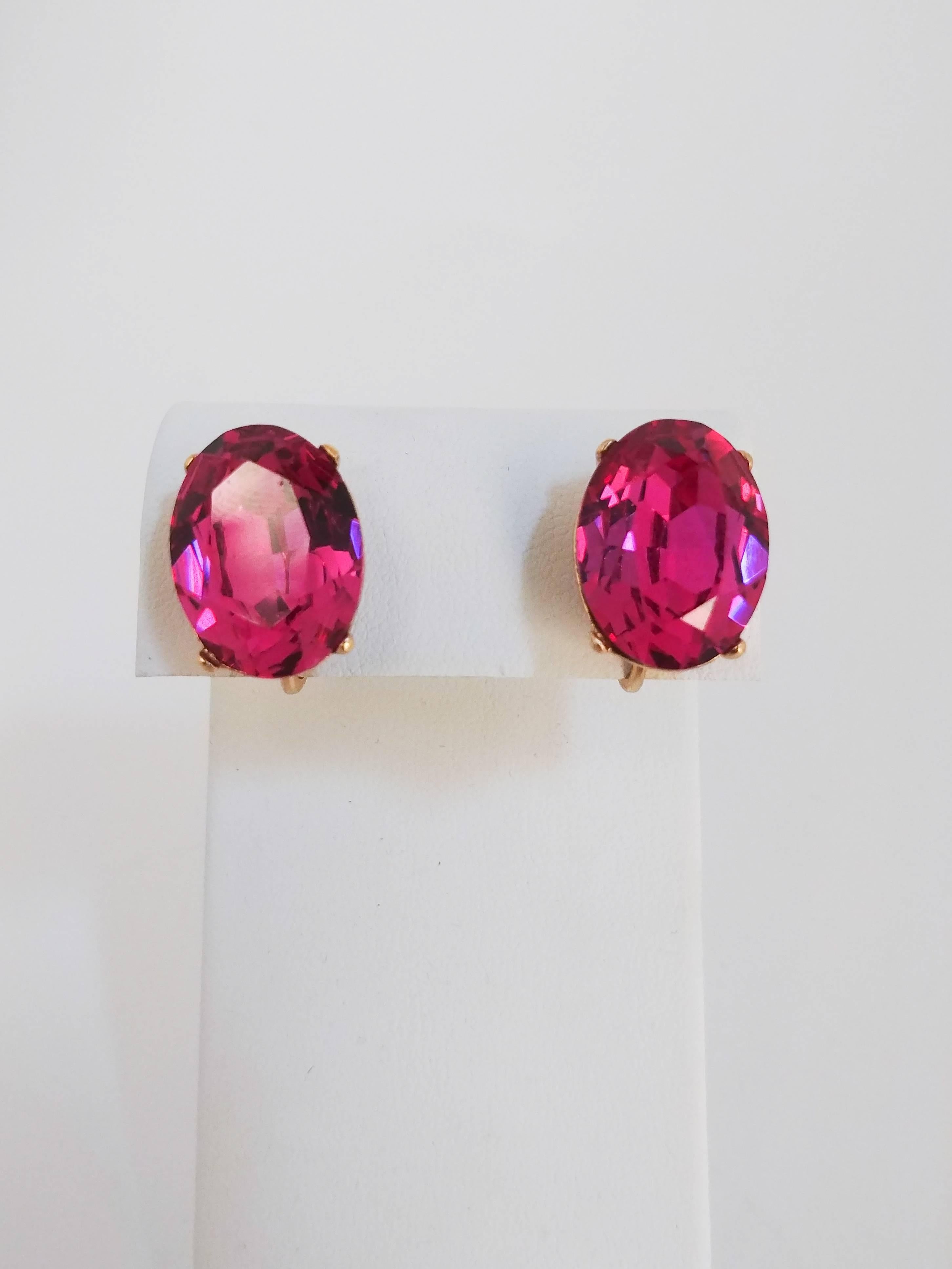 1970s Trifari Magenta and Gold Pendant and Earring Set 3
