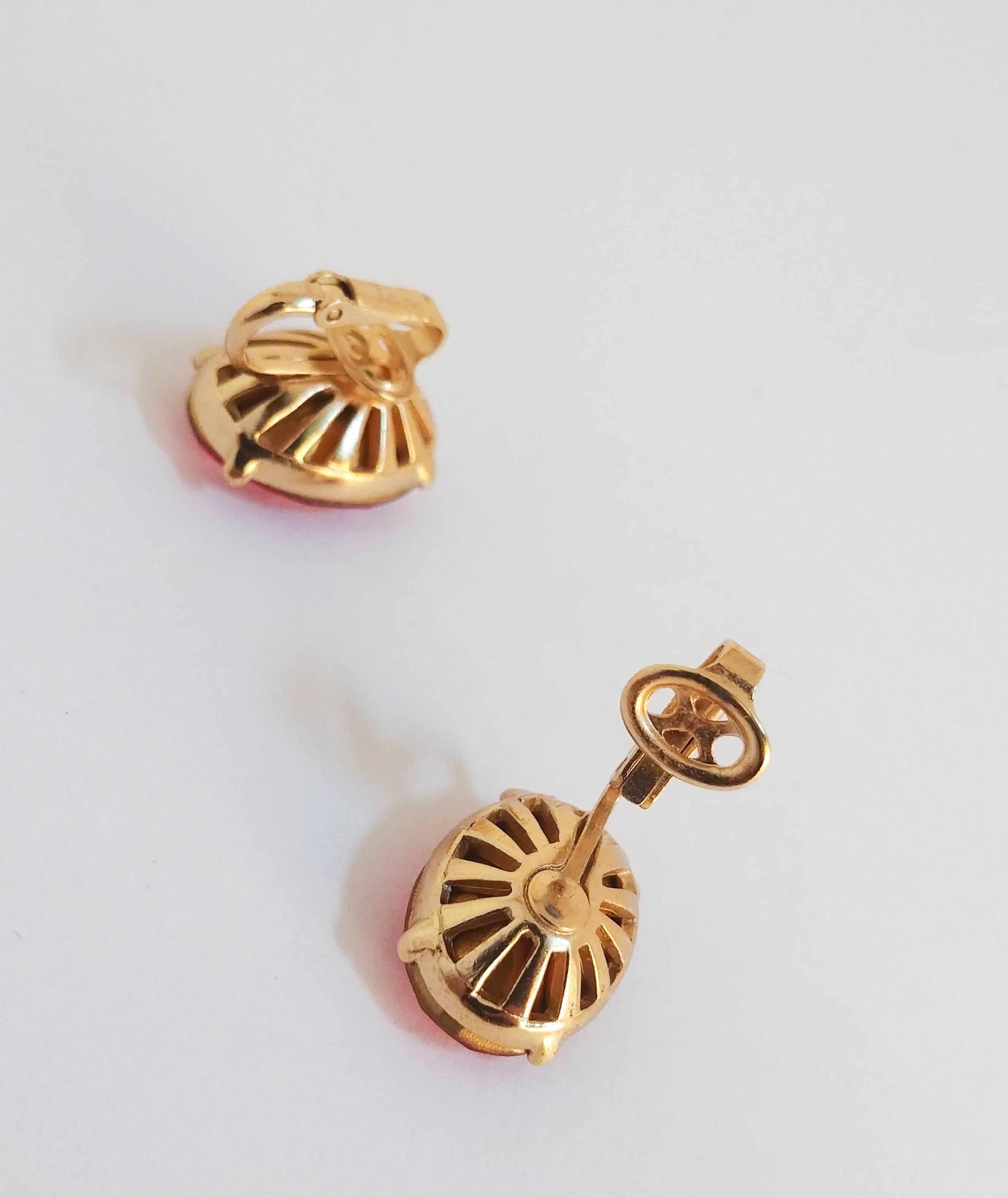 1970s Trifari Magenta and Gold Pendant and Earring Set 5
