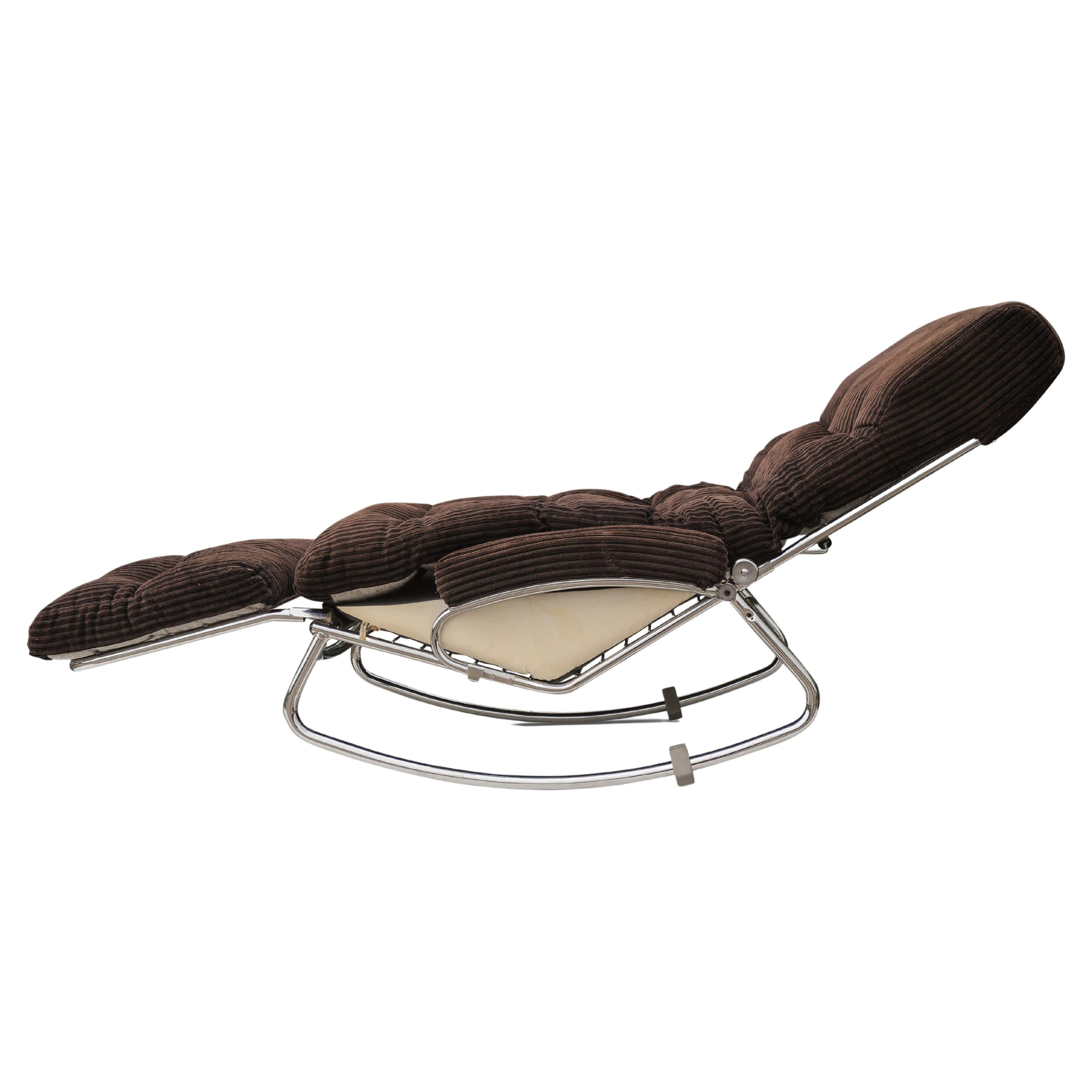 Sedia a dondolo francese con struttura tubolare in cromo del Mid Century Modern con poggiatesta e poggiapiedi rivestiti in velluto a coste marrone di Lama Made in France anni '70

Il poggiapiedi è rimovibile per ottenere una sedia di lunghezza