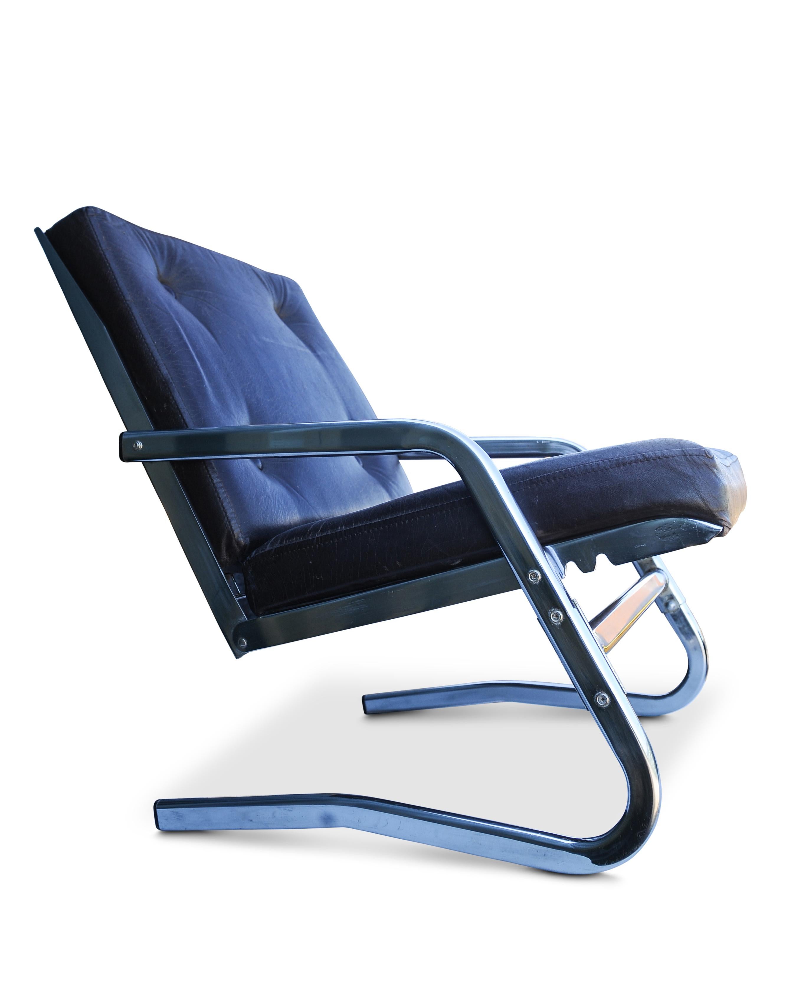 Sedia a sbalzo con struttura tubolare cromata e schienale reclinabile regolabile con sedile e schienale abbottonato in pelle marrone 

Prodotto da Pierson, Francia, negli anni '70.

Lo schienale può essere reclinato in tre diverse angolazioni

