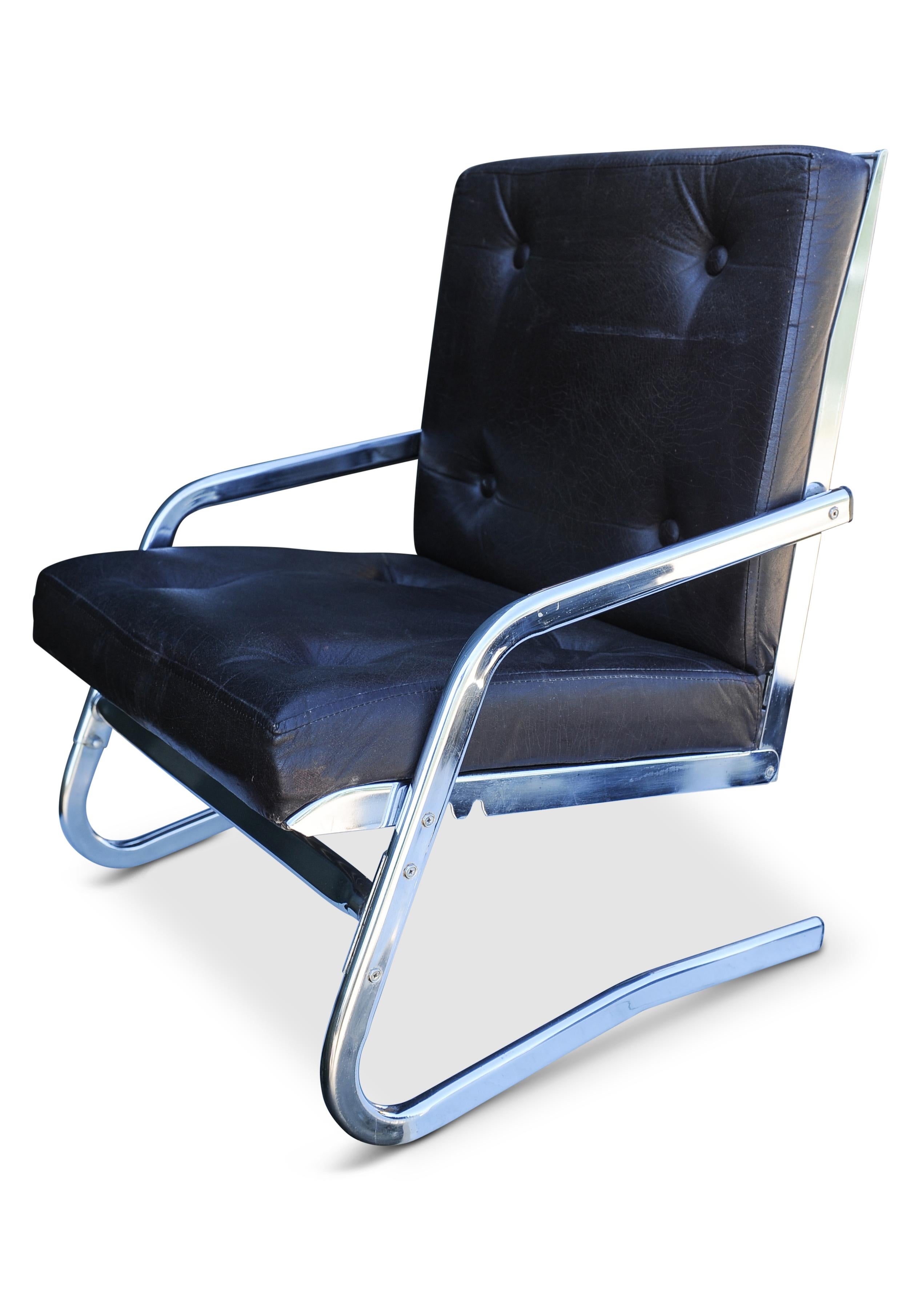 Sedia a sbalzo con struttura tubolare cromata e schienale reclinabile regolabile con sedile e schienale abbottonato in pelle marrone 

Prodotto da Pierson, Francia, negli anni '70.

Lo schienale può essere reclinato in tre diverse angolazioni

