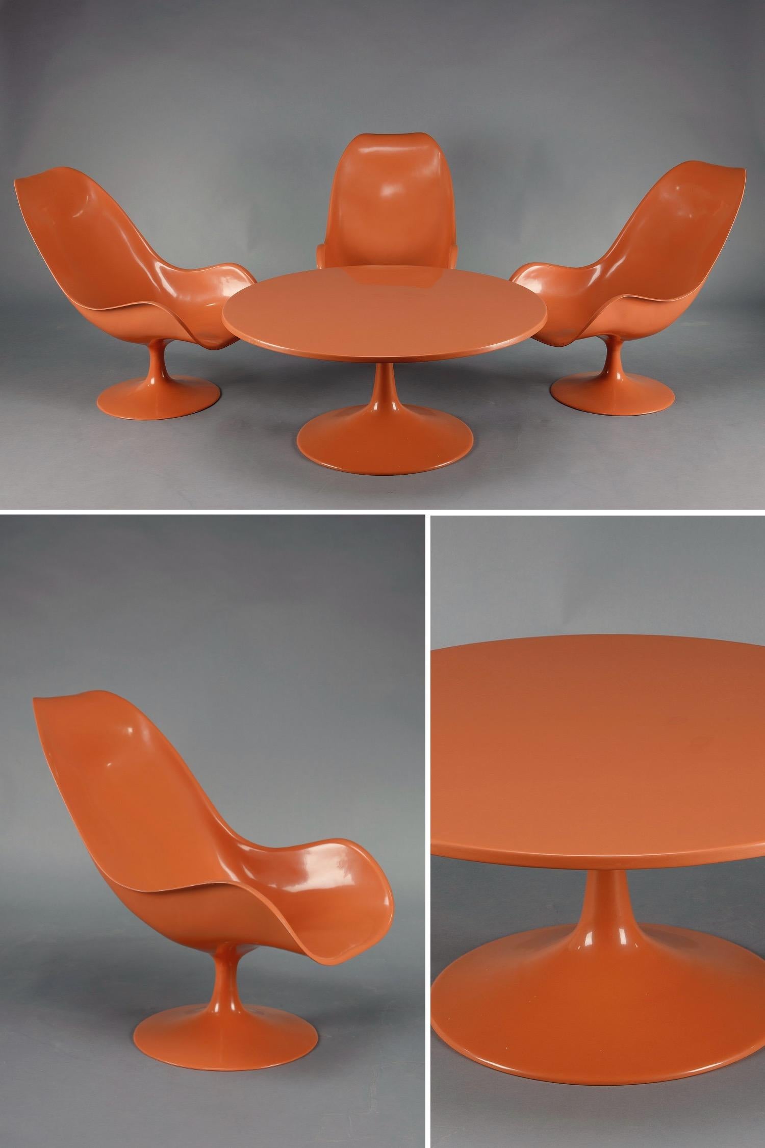 Très bel ensemble de salon des années 70, comprenant une table basse et 3 fauteuils tulipes en fibre de verre laquée couleur camel.

Dim fauteuil : H : 78cm, D : 78 cm, L : 54 cm
Dim table : H : 46cm, D : 102 cm