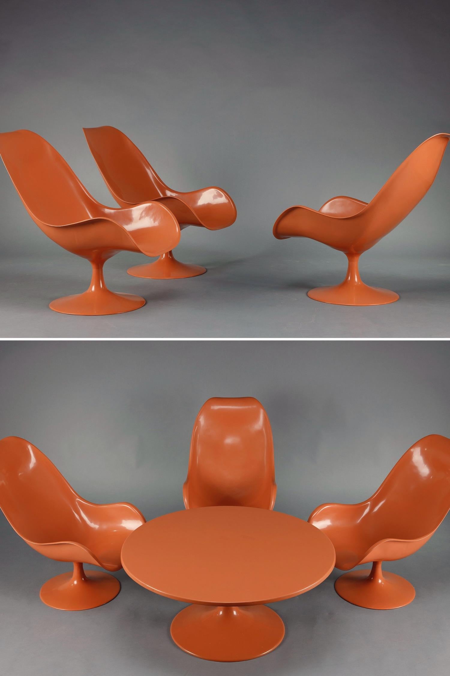 Français Chaises et table basses tulipe des années 1970 en vente