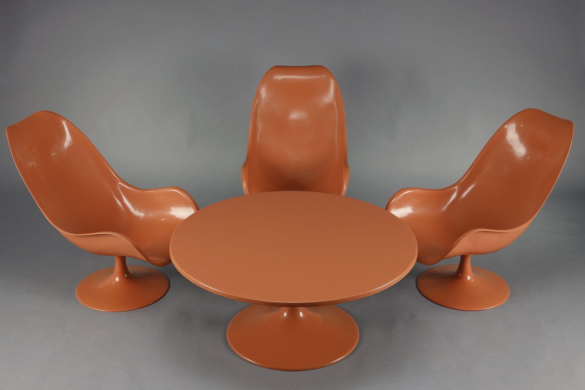 Chaises et table basses tulipe des années 1970 en vente 1