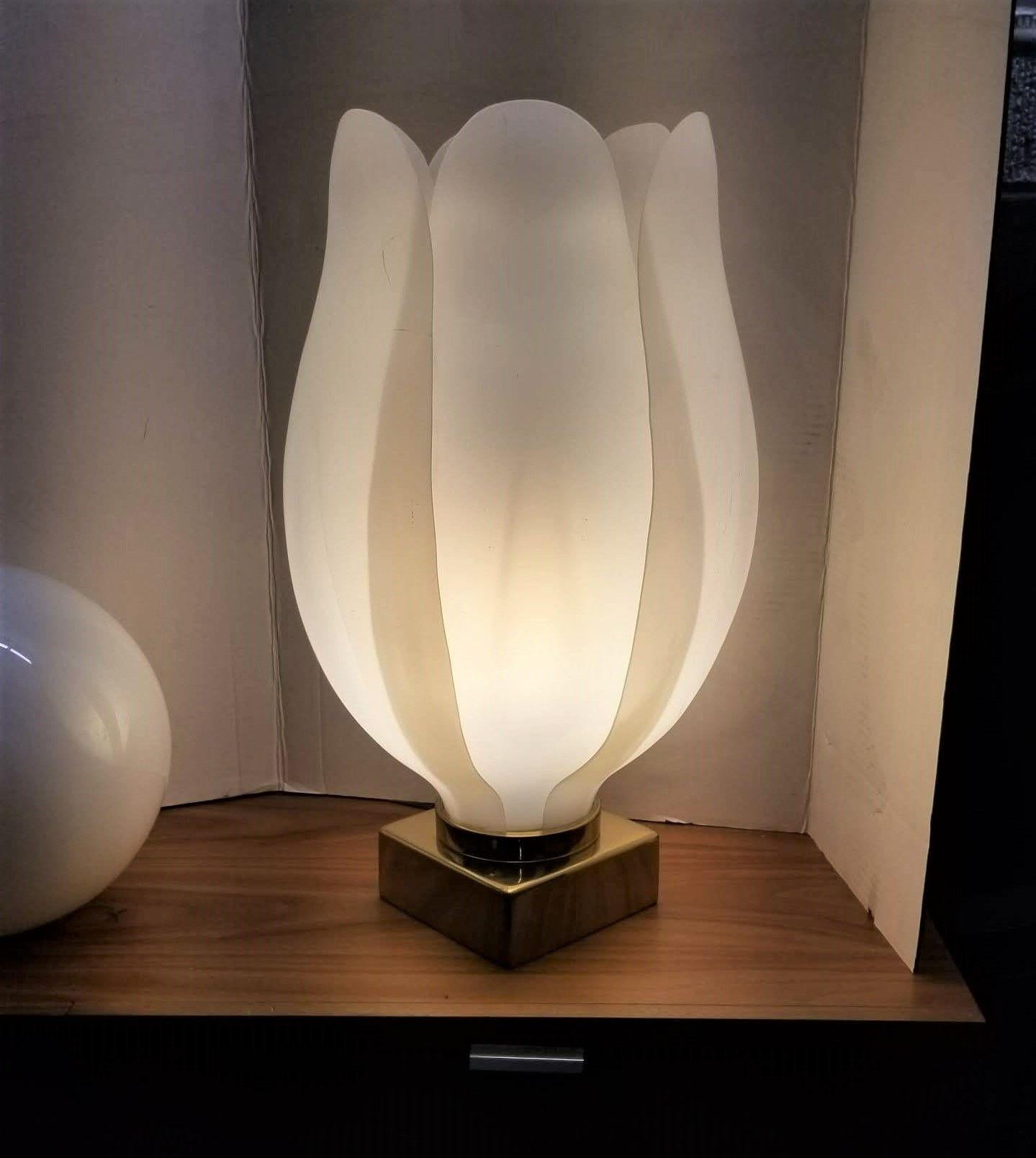 Acrylique Lampe tulipe des années 1970 dans le style de Roger Rougier en vente
