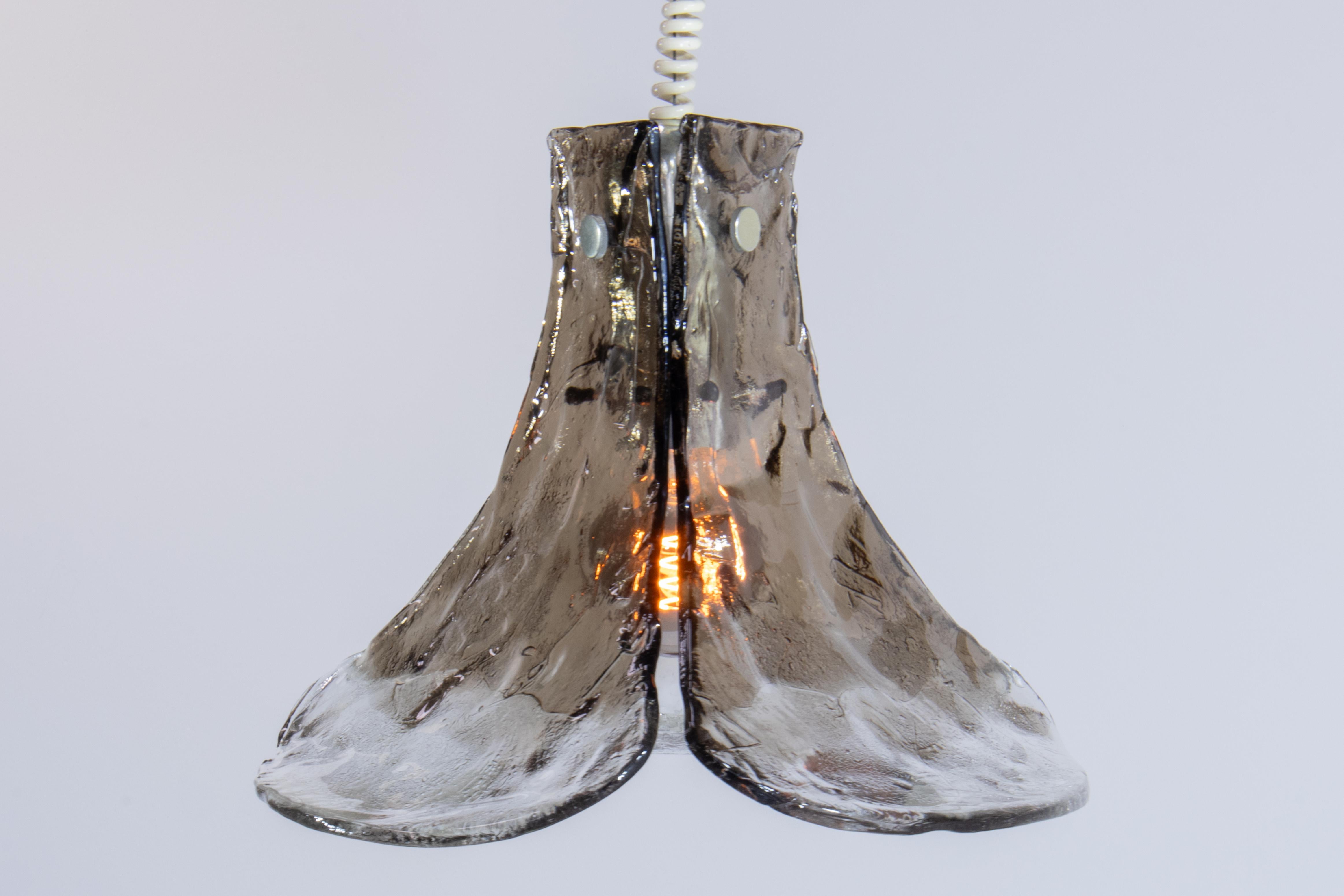 Mid-Century moderno Lampada a sospensione in vetro di Murano Tulipano degli anni '70 di Carlo Nason per Mazzega in vendita