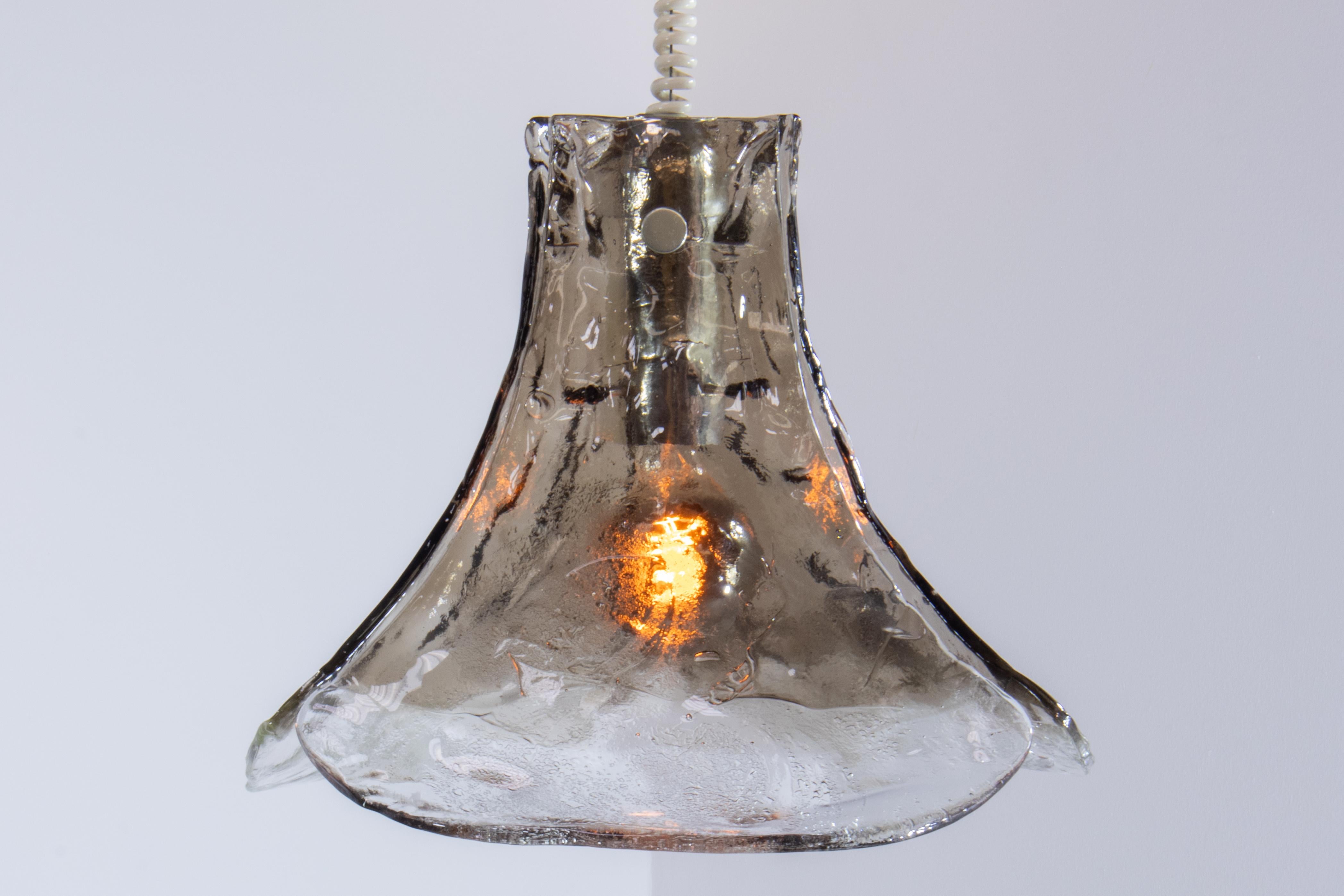 Lampada a sospensione in vetro di Murano Tulipano degli anni '70 di Carlo Nason per Mazzega In condizioni buone in vendita a Grand Cayman, KY