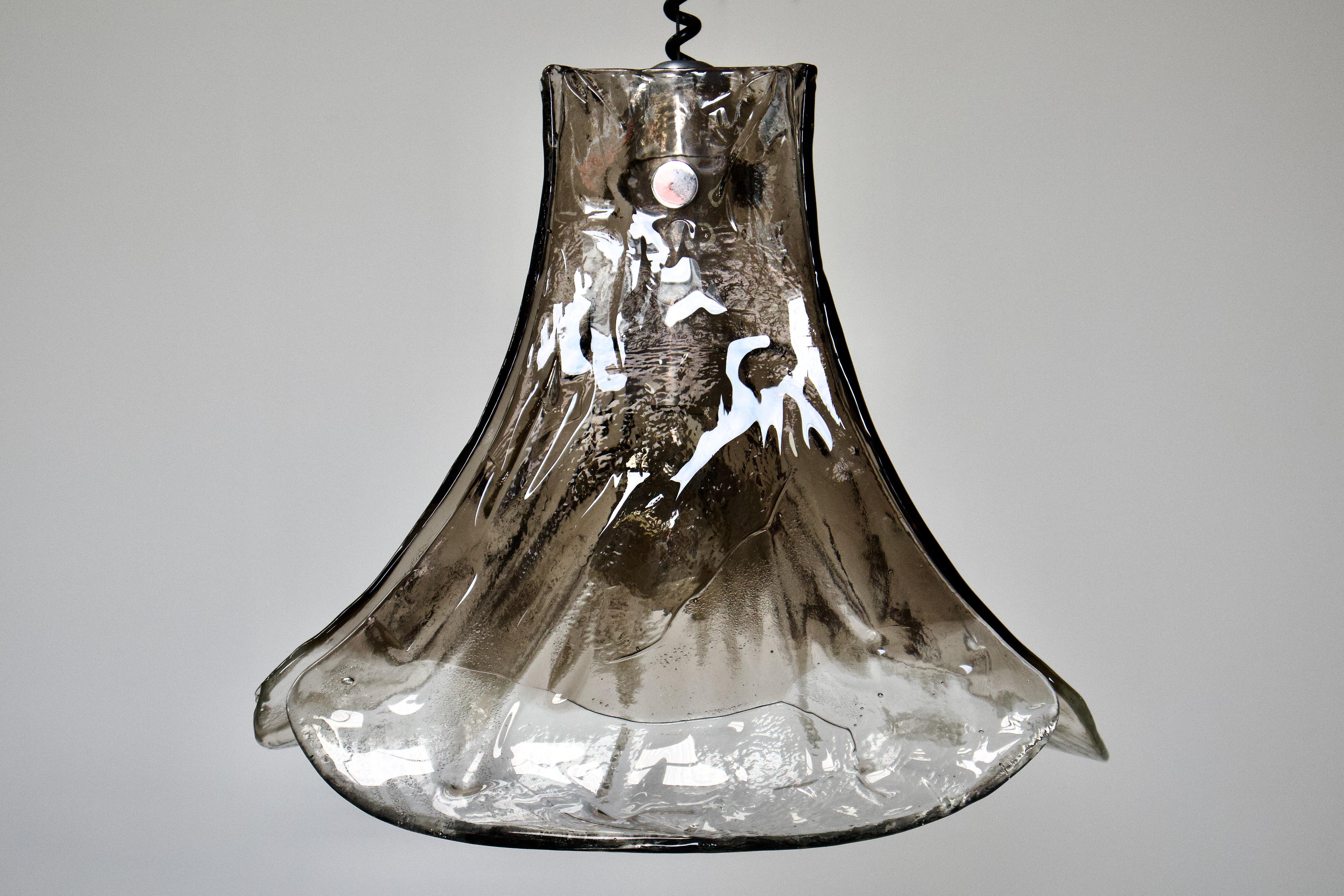 1970s Tulip Murano Glass Pendant Lamp by Carlo Nason for Mazzega In Good Condition For Sale In Grand Cayman, KY