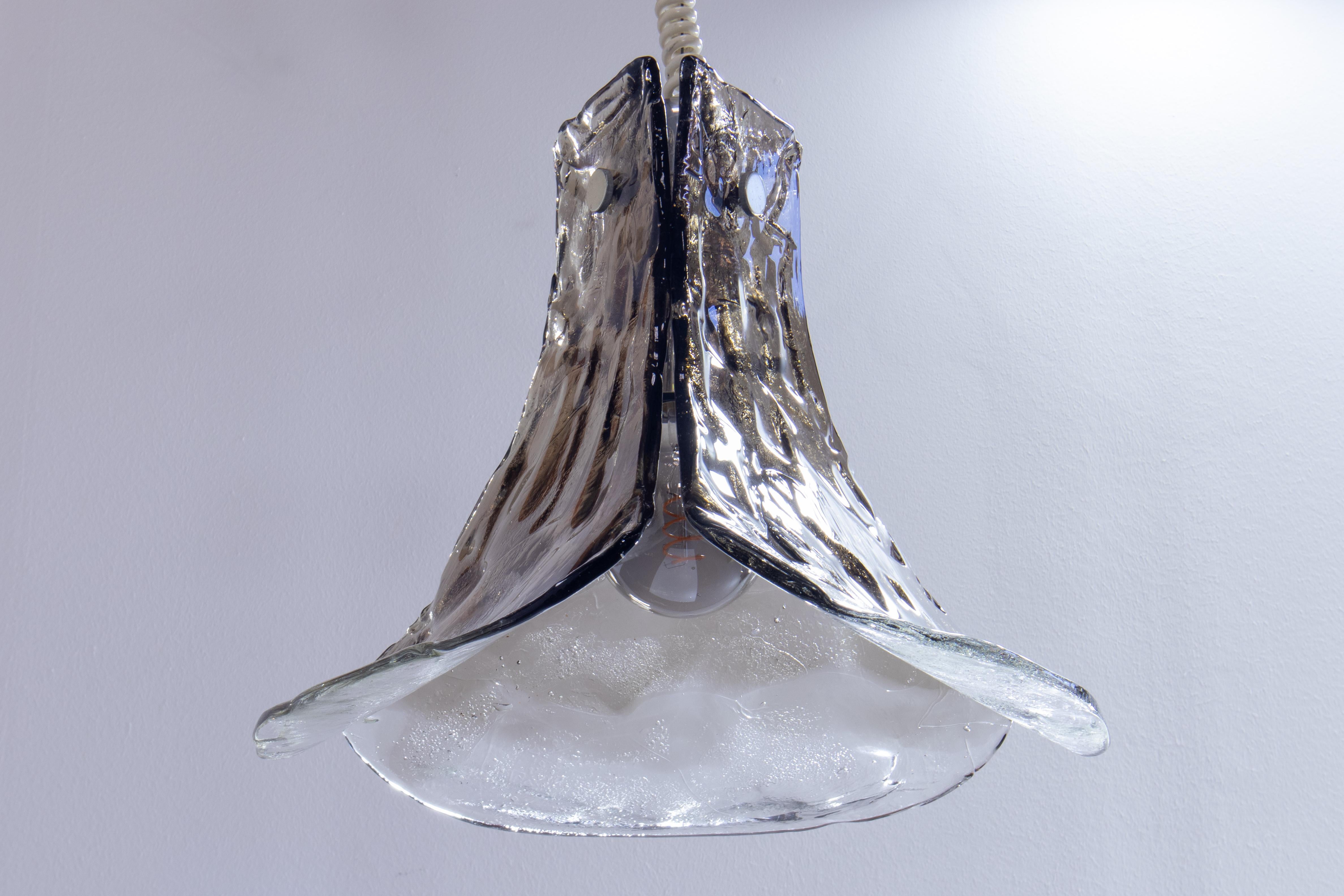 Vetro di Murano Lampada a sospensione in vetro di Murano Tulipano degli anni '70 di Carlo Nason per Mazzega in vendita