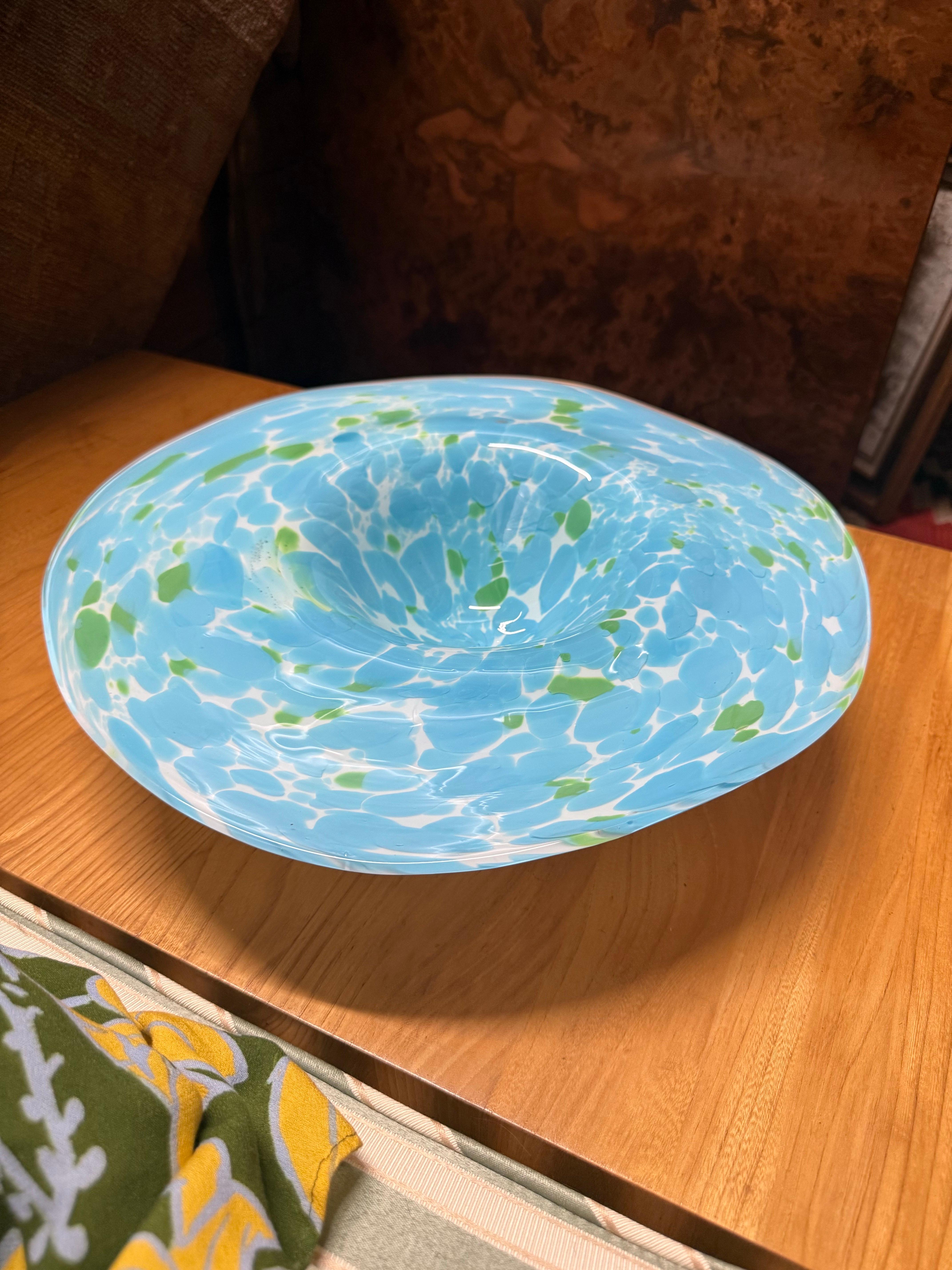 Blu screziato di verde con una base bianca. È perfetto per il tavolo da pranzo, come centrotavola per il bancone della cucina o come console per le chiavi all'ingresso. Anni '80, Italia.

Un centrotavola in vetro di Murano bianco e turchese degli